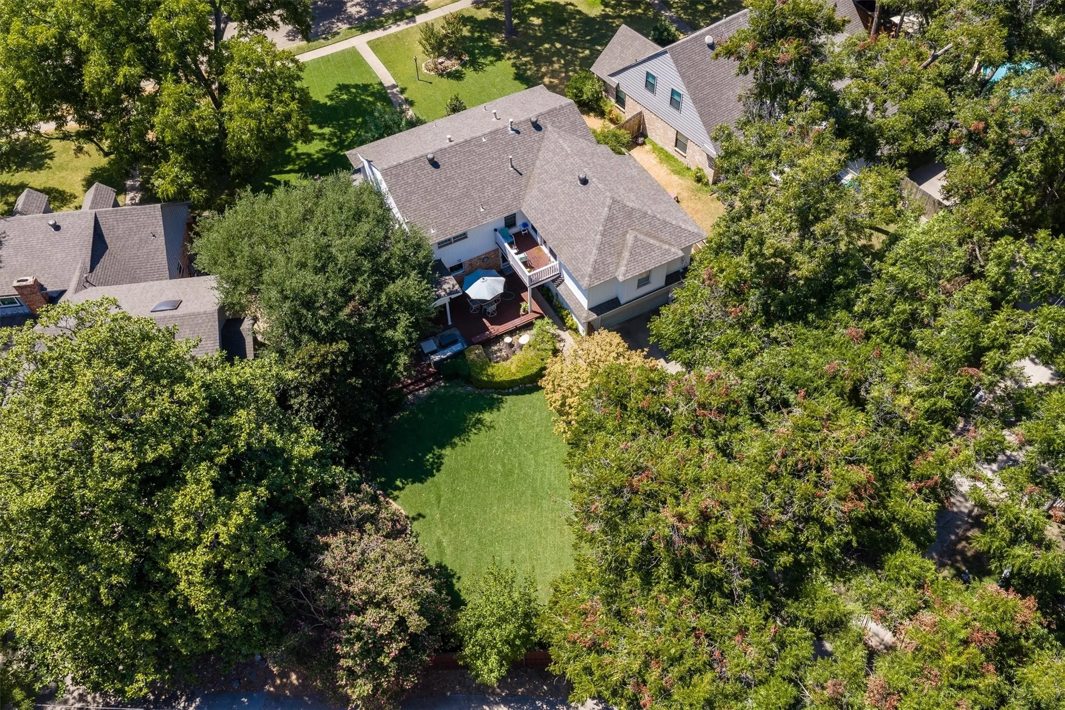 Single Family Residence For Sale in Dallas County , 9908 Robin Hill Lane, Dallas, Texas 75238, 4 Bedroom, 3 Bathroom, 2 Garage spaces, 2,930 Sqft, built in 1964, mls#21394701, Real Estate Agent in Dallas, Homes For Sale in Dallas county, Homes For Sale in Dallas, Realtor in Dallas Texas, Real Estate Brokerage Independent Realty Texas, Luminita Cordes Realtor