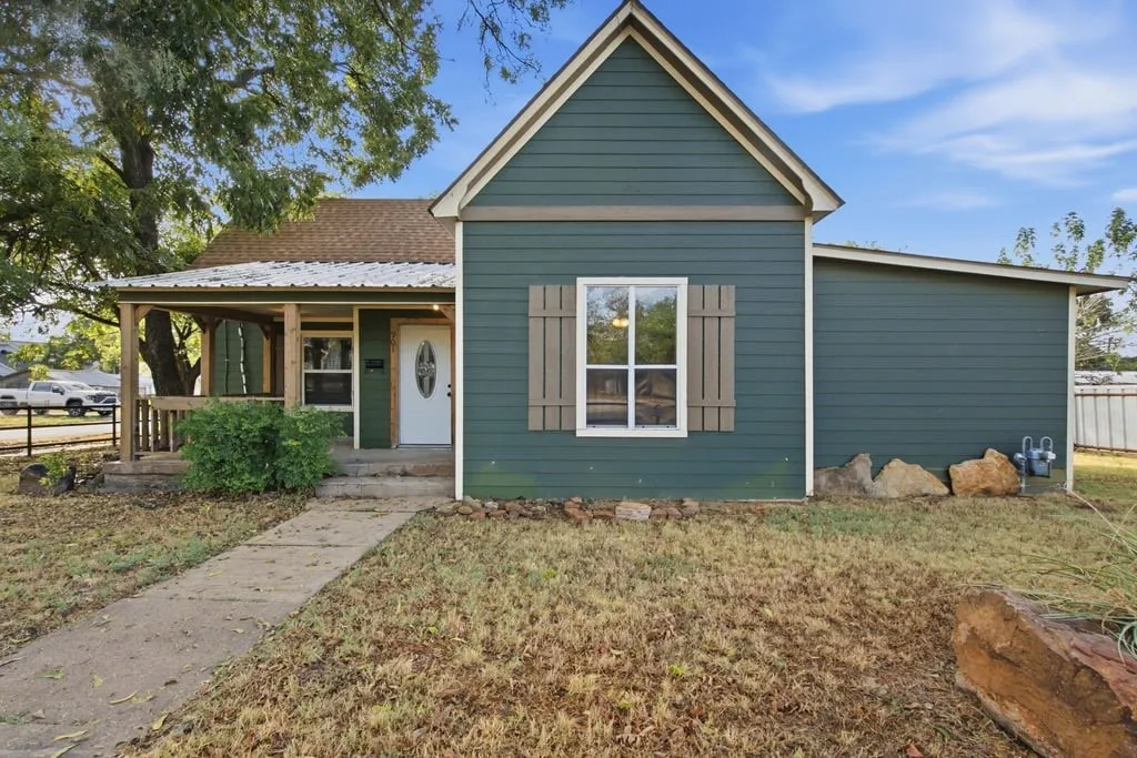 Single Family Residence For Sale in Eastland County , 901 W 8th Street, Cisco, Texas 76437, 2 Bedroom, 3 Bathroom, Garage spaces, 1,452 Sqft, built in 1940, mls#21393594, Real Estate Agent in Cisco, Homes For Sale in Eastland county, Homes For Sale in Cisco, Realtor in Cisco Texas, Real Estate Brokerage Independent Realty Texas, Luminita Cordes Realtor