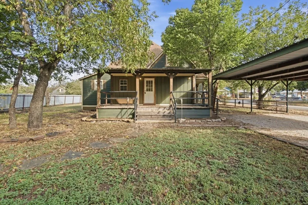 Single Family Residence For Sale in Eastland County , 901 W 8th Street, Cisco, Texas 76437, 2 Bedroom, 3 Bathroom, Garage spaces, 1,452 Sqft, built in 1940, mls#21393594, Real Estate Agent in Cisco, Homes For Sale in Eastland county, Homes For Sale in Cisco, Realtor in Cisco Texas, Real Estate Brokerage Independent Realty Texas, Luminita Cordes Realtor
