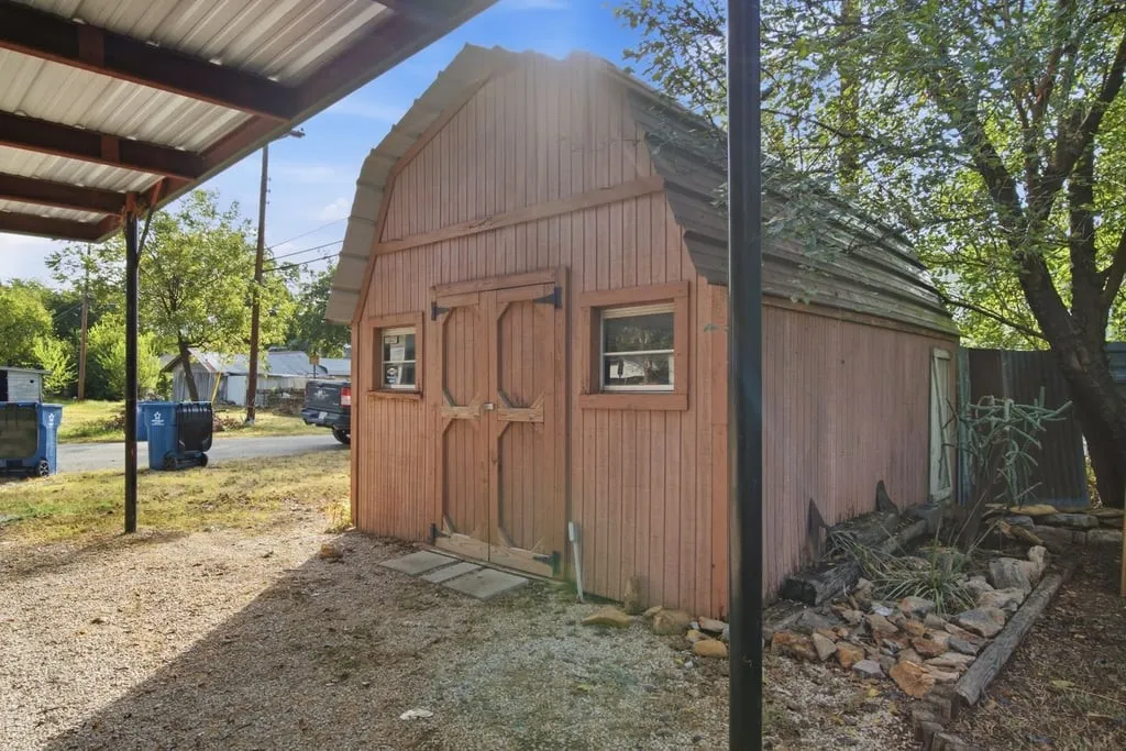 Single Family Residence For Sale in Eastland County , 901 W 8th Street, Cisco, Texas 76437, 2 Bedroom, 3 Bathroom, Garage spaces, 1,452 Sqft, built in 1940, mls#21393594, Real Estate Agent in Cisco, Homes For Sale in Eastland county, Homes For Sale in Cisco, Realtor in Cisco Texas, Real Estate Brokerage Independent Realty Texas, Luminita Cordes Realtor
