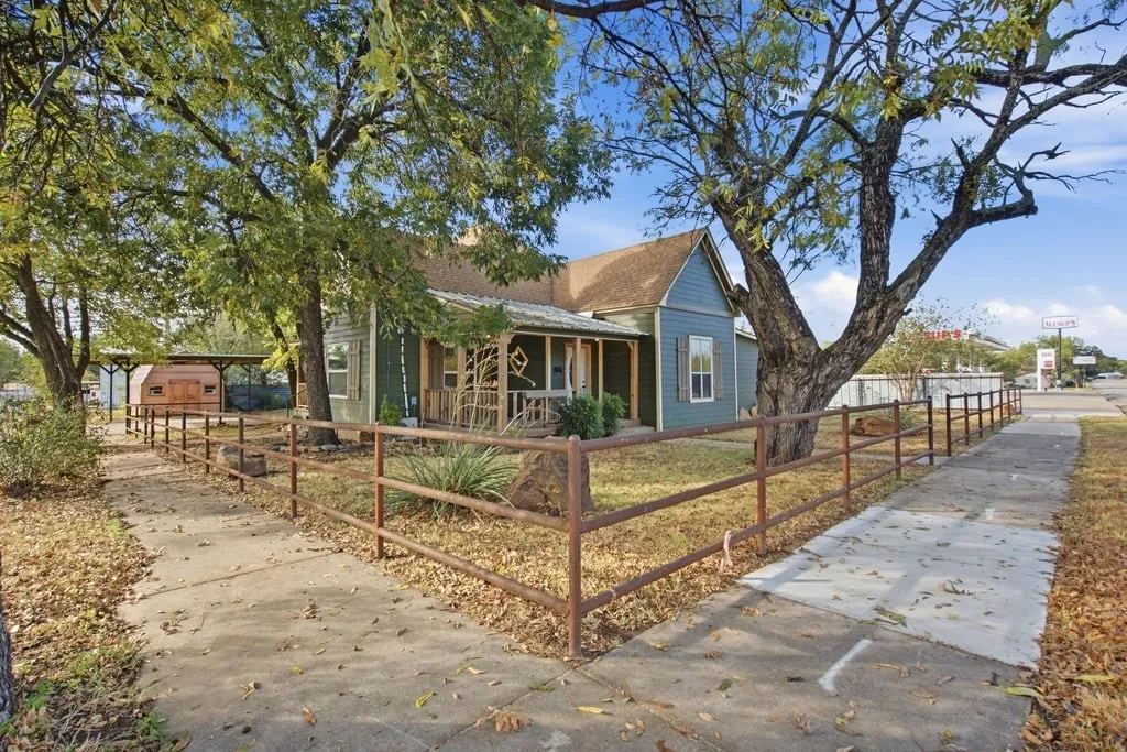 Single Family Residence For Sale in Eastland County , 901 W 8th Street, Cisco, Texas 76437, 2 Bedroom, 3 Bathroom, Garage spaces, 1,452 Sqft, built in 1940, mls#21393594, Real Estate Agent in Cisco, Homes For Sale in Eastland county, Homes For Sale in Cisco, Realtor in Cisco Texas, Real Estate Brokerage Independent Realty Texas, Luminita Cordes Realtor