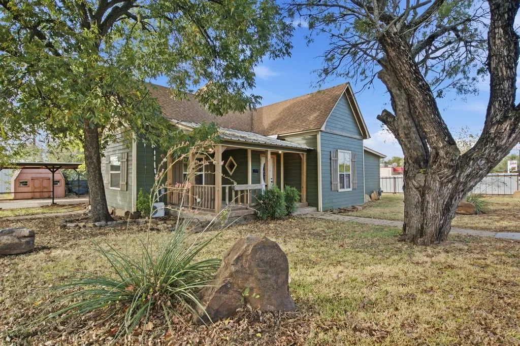 Single Family Residence For Sale in Eastland County , 901 W 8th Street, Cisco, Texas 76437, 2 Bedroom, 3 Bathroom, Garage spaces, 1,452 Sqft, built in 1940, mls#21393594, Real Estate Agent in Cisco, Homes For Sale in Eastland county, Homes For Sale in Cisco, Realtor in Cisco Texas, Real Estate Brokerage Independent Realty Texas, Luminita Cordes Realtor