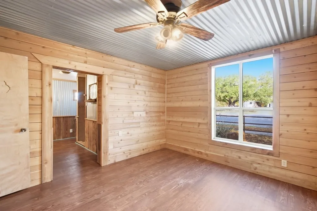 Single Family Residence For Sale in Eastland County , 901 W 8th Street, Cisco, Texas 76437, 2 Bedroom, 3 Bathroom, Garage spaces, 1,452 Sqft, built in 1940, mls#21393594, Real Estate Agent in Cisco, Homes For Sale in Eastland county, Homes For Sale in Cisco, Realtor in Cisco Texas, Real Estate Brokerage Independent Realty Texas, Luminita Cordes Realtor