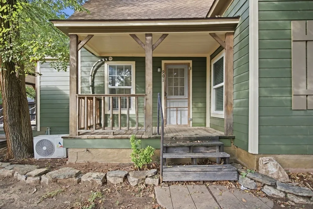 Single Family Residence For Sale in Eastland County , 901 W 8th Street, Cisco, Texas 76437, 2 Bedroom, 3 Bathroom, Garage spaces, 1,452 Sqft, built in 1940, mls#21393594, Real Estate Agent in Cisco, Homes For Sale in Eastland county, Homes For Sale in Cisco, Realtor in Cisco Texas, Real Estate Brokerage Independent Realty Texas, Luminita Cordes Realtor