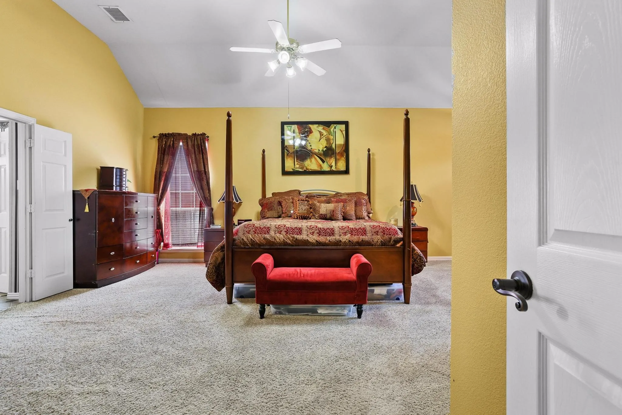 Very spacious primary bedroom