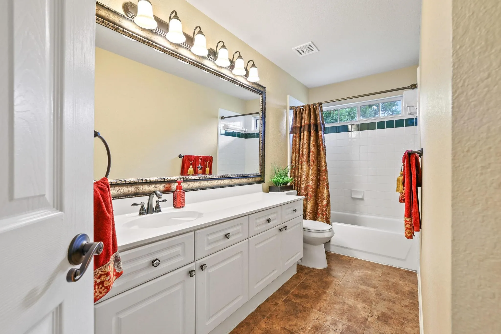 Guest bathroom 3 upstairs