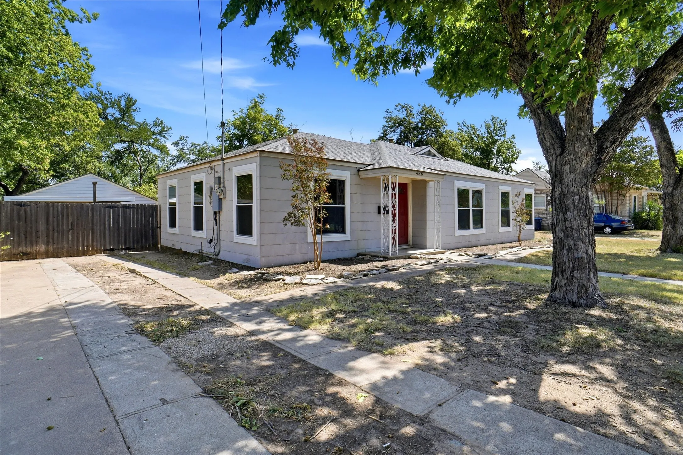 Single Family Residence For Sale in Tarrant County , 4005 Medford Road, Fort Worth, Texas 76103, 3 Bedroom, 1 Bathroom, 1 Garage spaces, 1,343 Sqft, built in 1946, mls#21395970, Real Estate Agent in Fort Worth, Homes For Sale in Tarrant county, Homes For Sale in Fort Worth, Realtor in Fort Worth Texas, Real Estate Brokerage Independent Realty Texas, Luminita Cordes Realtor