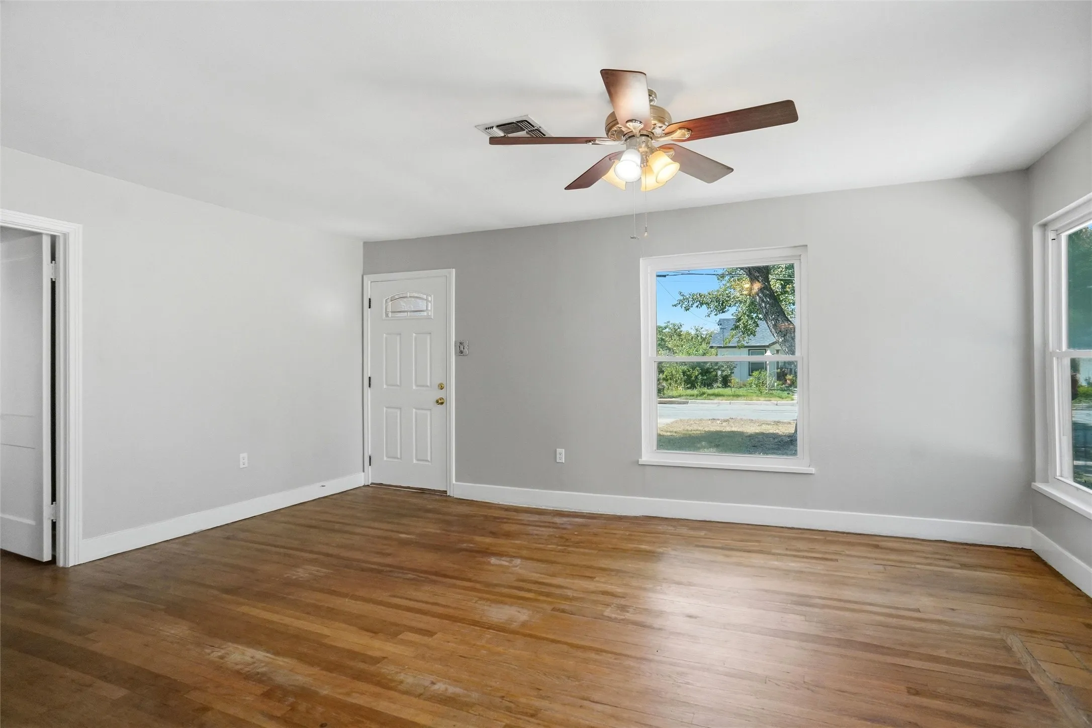 Single Family Residence For Sale in Tarrant County , 4005 Medford Road, Fort Worth, Texas 76103, 3 Bedroom, 1 Bathroom, 1 Garage spaces, 1,343 Sqft, built in 1946, mls#21395970, Real Estate Agent in Fort Worth, Homes For Sale in Tarrant county, Homes For Sale in Fort Worth, Realtor in Fort Worth Texas, Real Estate Brokerage Independent Realty Texas, Luminita Cordes Realtor