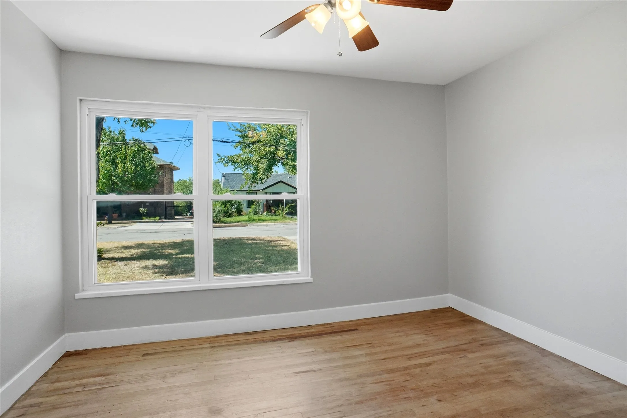 Single Family Residence For Sale in Tarrant County , 4005 Medford Road, Fort Worth, Texas 76103, 3 Bedroom, 1 Bathroom, 1 Garage spaces, 1,343 Sqft, built in 1946, mls#21395970, Real Estate Agent in Fort Worth, Homes For Sale in Tarrant county, Homes For Sale in Fort Worth, Realtor in Fort Worth Texas, Real Estate Brokerage Independent Realty Texas, Luminita Cordes Realtor