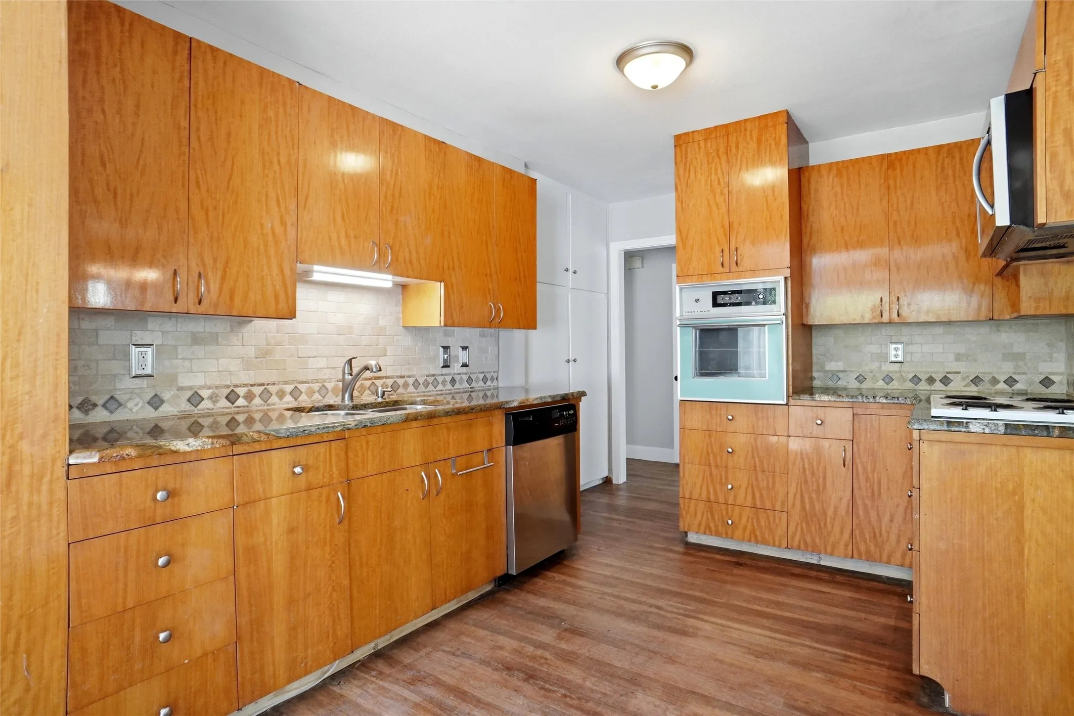 Single Family Residence For Sale in Tarrant County , 4005 Medford Road, Fort Worth, Texas 76103, 3 Bedroom, 1 Bathroom, 1 Garage spaces, 1,343 Sqft, built in 1946, mls#21395970, Real Estate Agent in Fort Worth, Homes For Sale in Tarrant county, Homes For Sale in Fort Worth, Realtor in Fort Worth Texas, Real Estate Brokerage Independent Realty Texas, Luminita Cordes Realtor