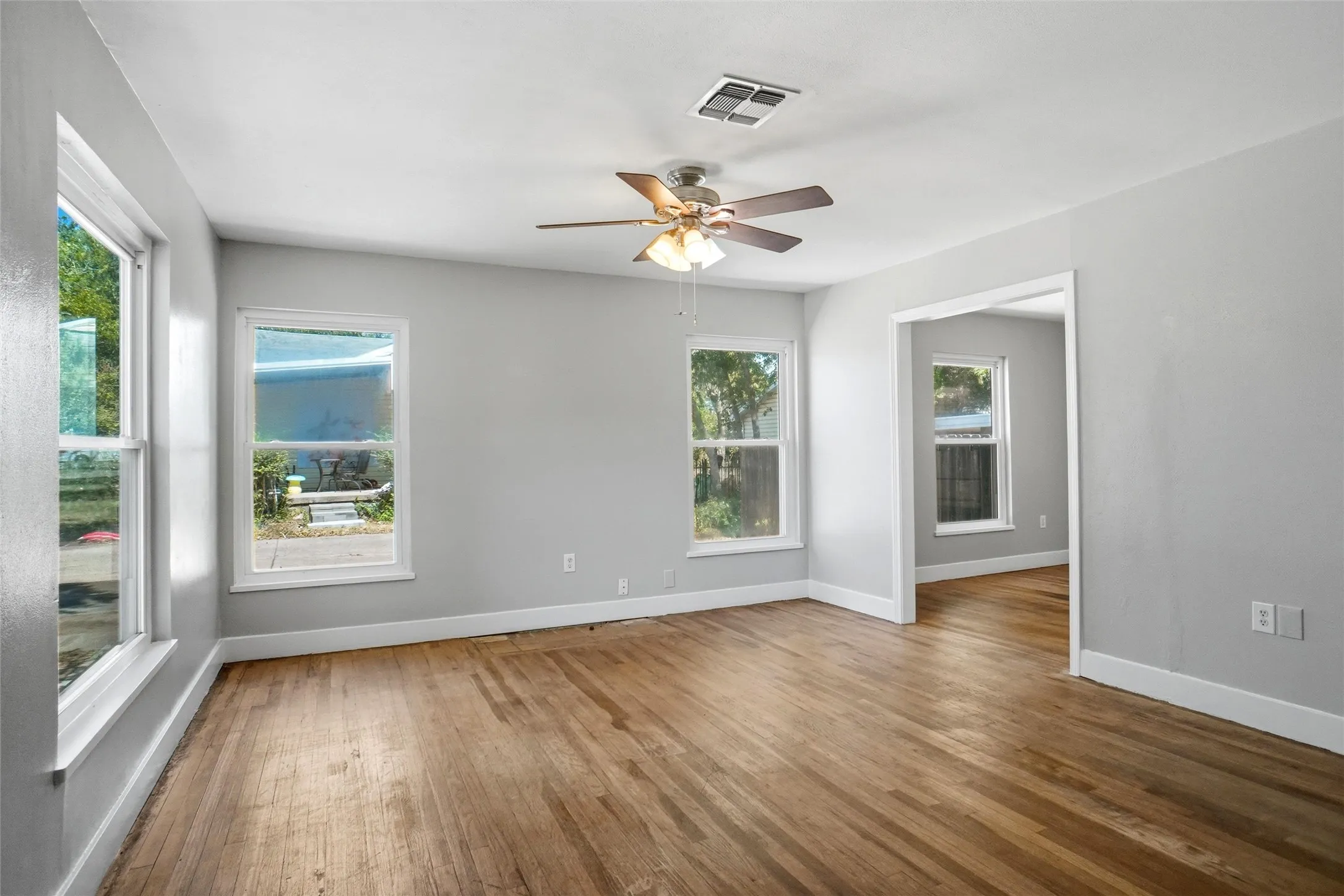 Single Family Residence For Sale in Tarrant County , 4005 Medford Road, Fort Worth, Texas 76103, 3 Bedroom, 1 Bathroom, 1 Garage spaces, 1,343 Sqft, built in 1946, mls#21395970, Real Estate Agent in Fort Worth, Homes For Sale in Tarrant county, Homes For Sale in Fort Worth, Realtor in Fort Worth Texas, Real Estate Brokerage Independent Realty Texas, Luminita Cordes Realtor