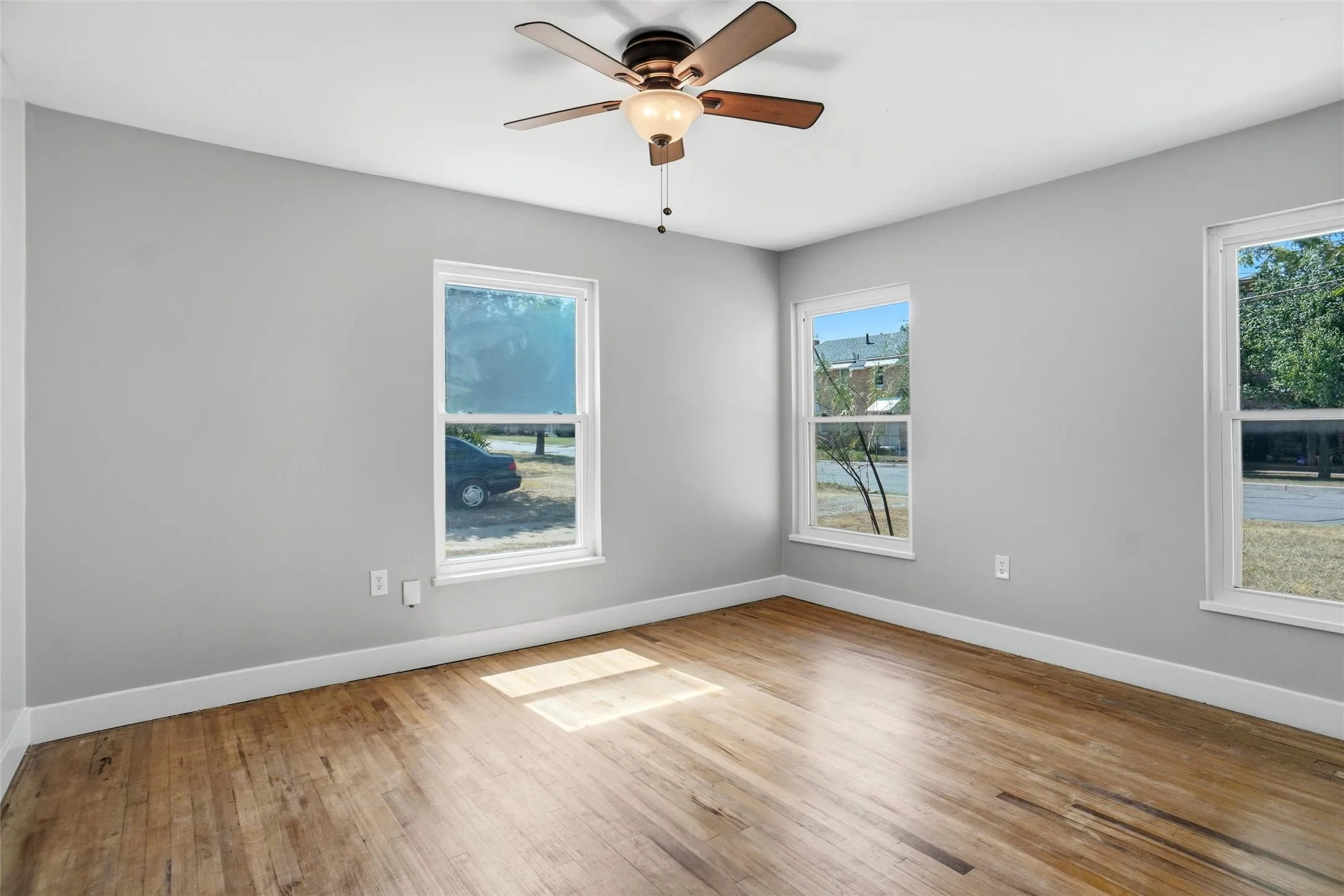 Single Family Residence For Sale in Tarrant County , 4005 Medford Road, Fort Worth, Texas 76103, 3 Bedroom, 1 Bathroom, 1 Garage spaces, 1,343 Sqft, built in 1946, mls#21395970, Real Estate Agent in Fort Worth, Homes For Sale in Tarrant county, Homes For Sale in Fort Worth, Realtor in Fort Worth Texas, Real Estate Brokerage Independent Realty Texas, Luminita Cordes Realtor