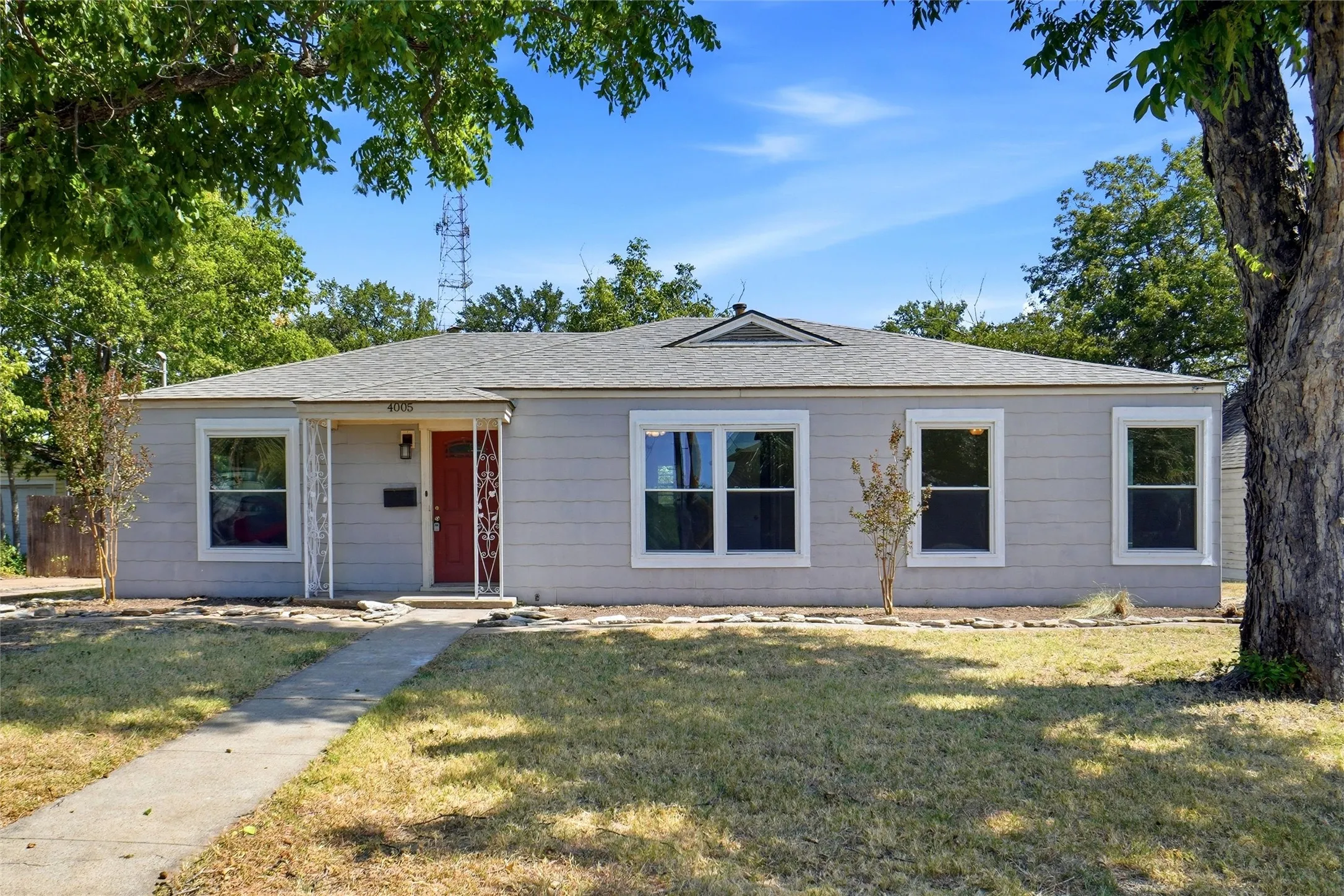 Single Family Residence For Sale in Tarrant County , 4005 Medford Road, Fort Worth, Texas 76103, 3 Bedroom, 1 Bathroom, 1 Garage spaces, 1,343 Sqft, built in 1946, mls#21395970, Real Estate Agent in Fort Worth, Homes For Sale in Tarrant county, Homes For Sale in Fort Worth, Realtor in Fort Worth Texas, Real Estate Brokerage Independent Realty Texas, Luminita Cordes Realtor