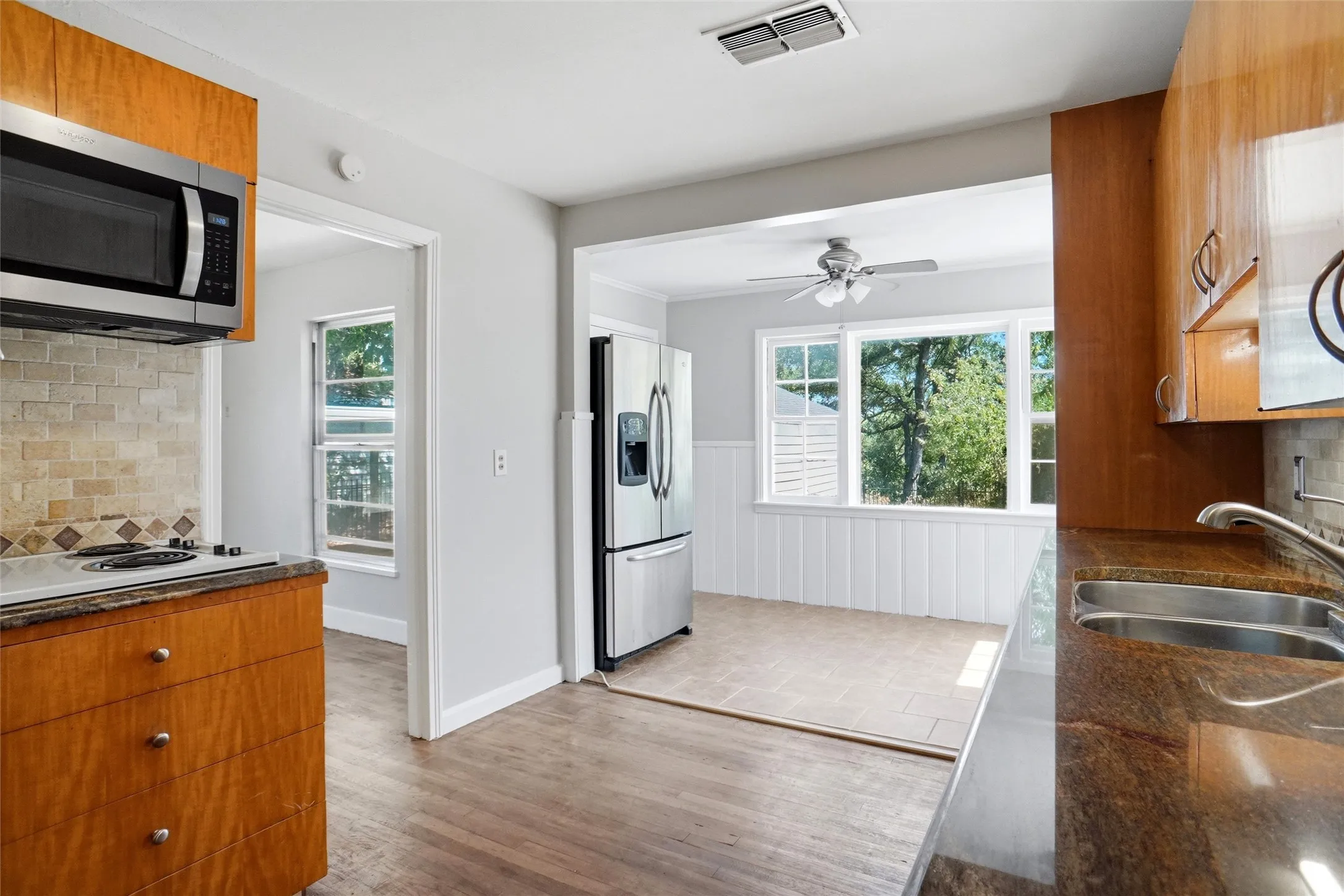 Single Family Residence For Sale in Tarrant County , 4005 Medford Road, Fort Worth, Texas 76103, 3 Bedroom, 1 Bathroom, 1 Garage spaces, 1,343 Sqft, built in 1946, mls#21395970, Real Estate Agent in Fort Worth, Homes For Sale in Tarrant county, Homes For Sale in Fort Worth, Realtor in Fort Worth Texas, Real Estate Brokerage Independent Realty Texas, Luminita Cordes Realtor