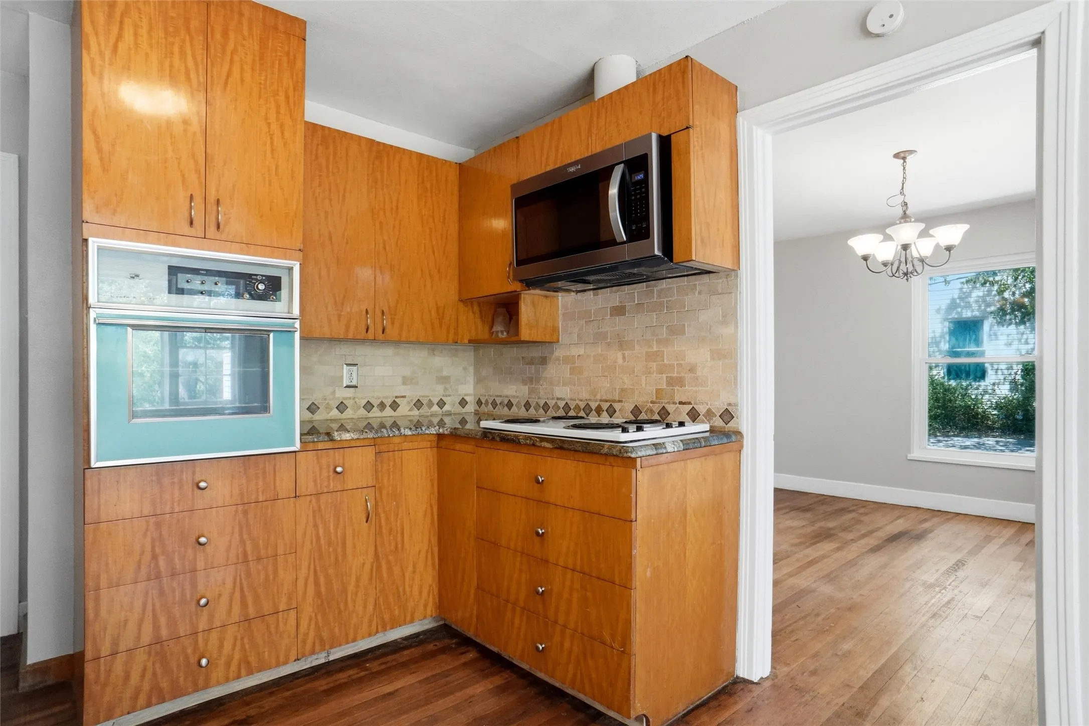 Single Family Residence For Sale in Tarrant County , 4005 Medford Road, Fort Worth, Texas 76103, 3 Bedroom, 1 Bathroom, 1 Garage spaces, 1,343 Sqft, built in 1946, mls#21395970, Real Estate Agent in Fort Worth, Homes For Sale in Tarrant county, Homes For Sale in Fort Worth, Realtor in Fort Worth Texas, Real Estate Brokerage Independent Realty Texas, Luminita Cordes Realtor
