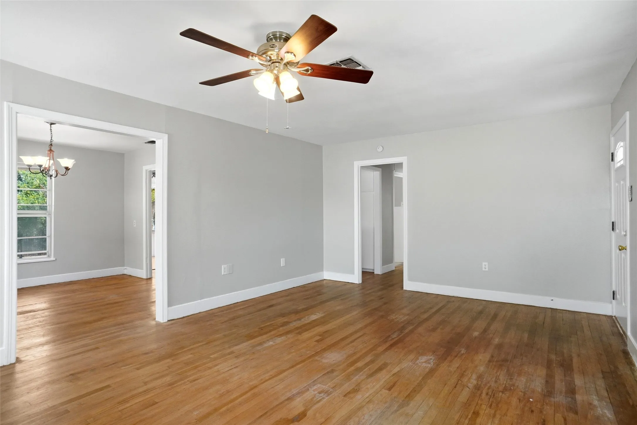 Single Family Residence For Sale in Tarrant County , 4005 Medford Road, Fort Worth, Texas 76103, 3 Bedroom, 1 Bathroom, 1 Garage spaces, 1,343 Sqft, built in 1946, mls#21395970, Real Estate Agent in Fort Worth, Homes For Sale in Tarrant county, Homes For Sale in Fort Worth, Realtor in Fort Worth Texas, Real Estate Brokerage Independent Realty Texas, Luminita Cordes Realtor