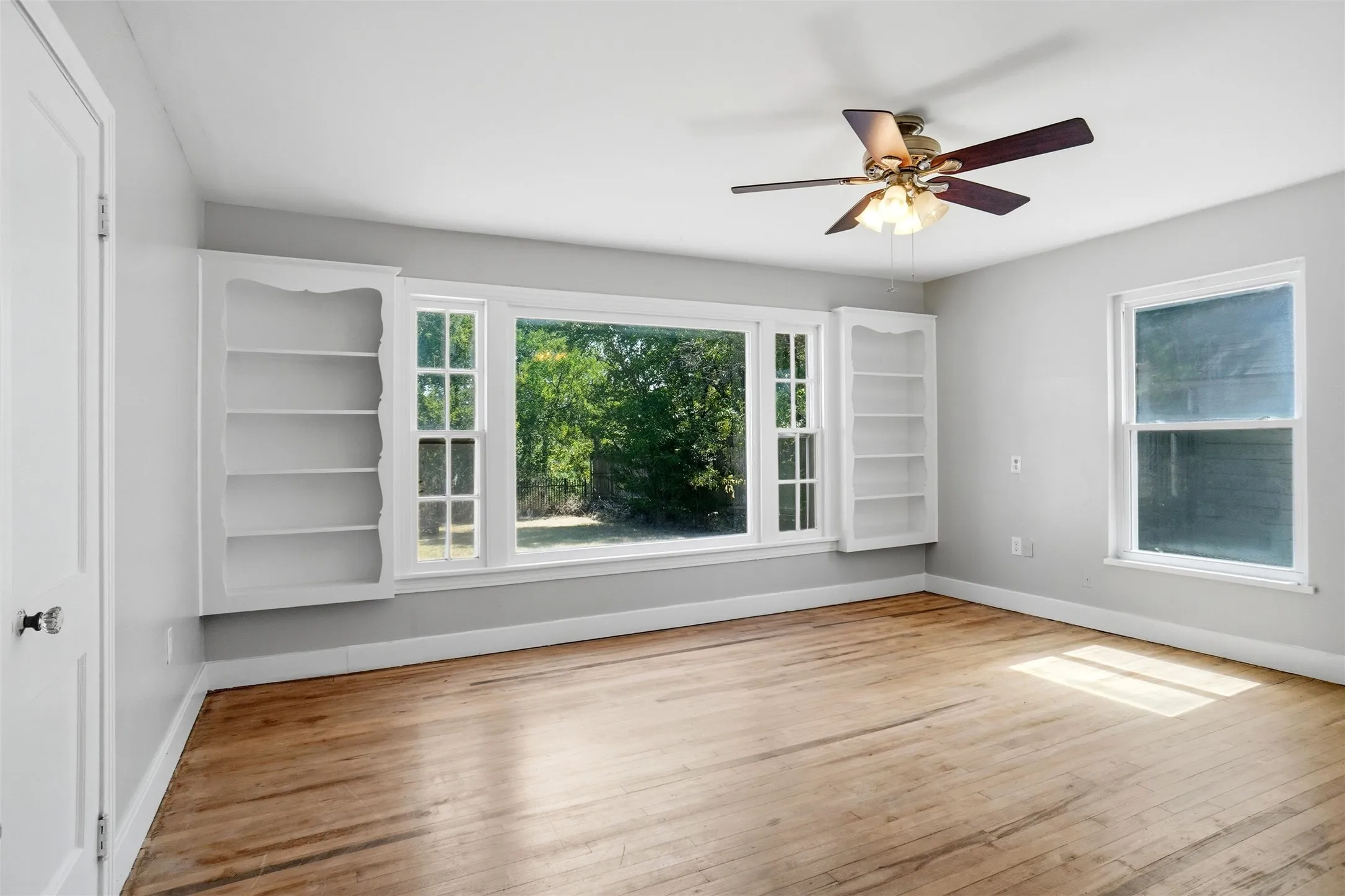 Single Family Residence For Sale in Tarrant County , 4005 Medford Road, Fort Worth, Texas 76103, 3 Bedroom, 1 Bathroom, 1 Garage spaces, 1,343 Sqft, built in 1946, mls#21395970, Real Estate Agent in Fort Worth, Homes For Sale in Tarrant county, Homes For Sale in Fort Worth, Realtor in Fort Worth Texas, Real Estate Brokerage Independent Realty Texas, Luminita Cordes Realtor