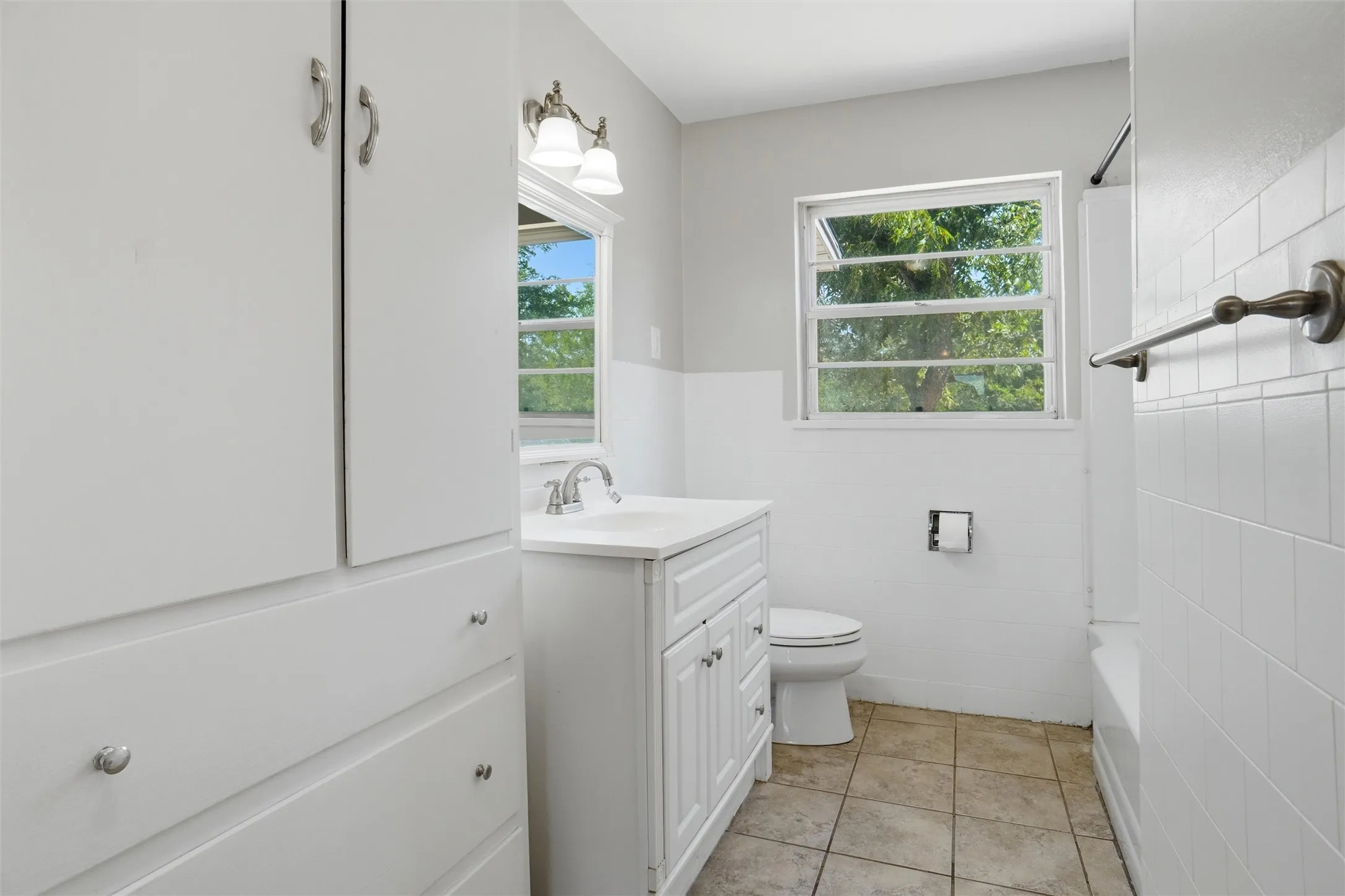 Single Family Residence For Sale in Tarrant County , 4005 Medford Road, Fort Worth, Texas 76103, 3 Bedroom, 1 Bathroom, 1 Garage spaces, 1,343 Sqft, built in 1946, mls#21395970, Real Estate Agent in Fort Worth, Homes For Sale in Tarrant county, Homes For Sale in Fort Worth, Realtor in Fort Worth Texas, Real Estate Brokerage Independent Realty Texas, Luminita Cordes Realtor