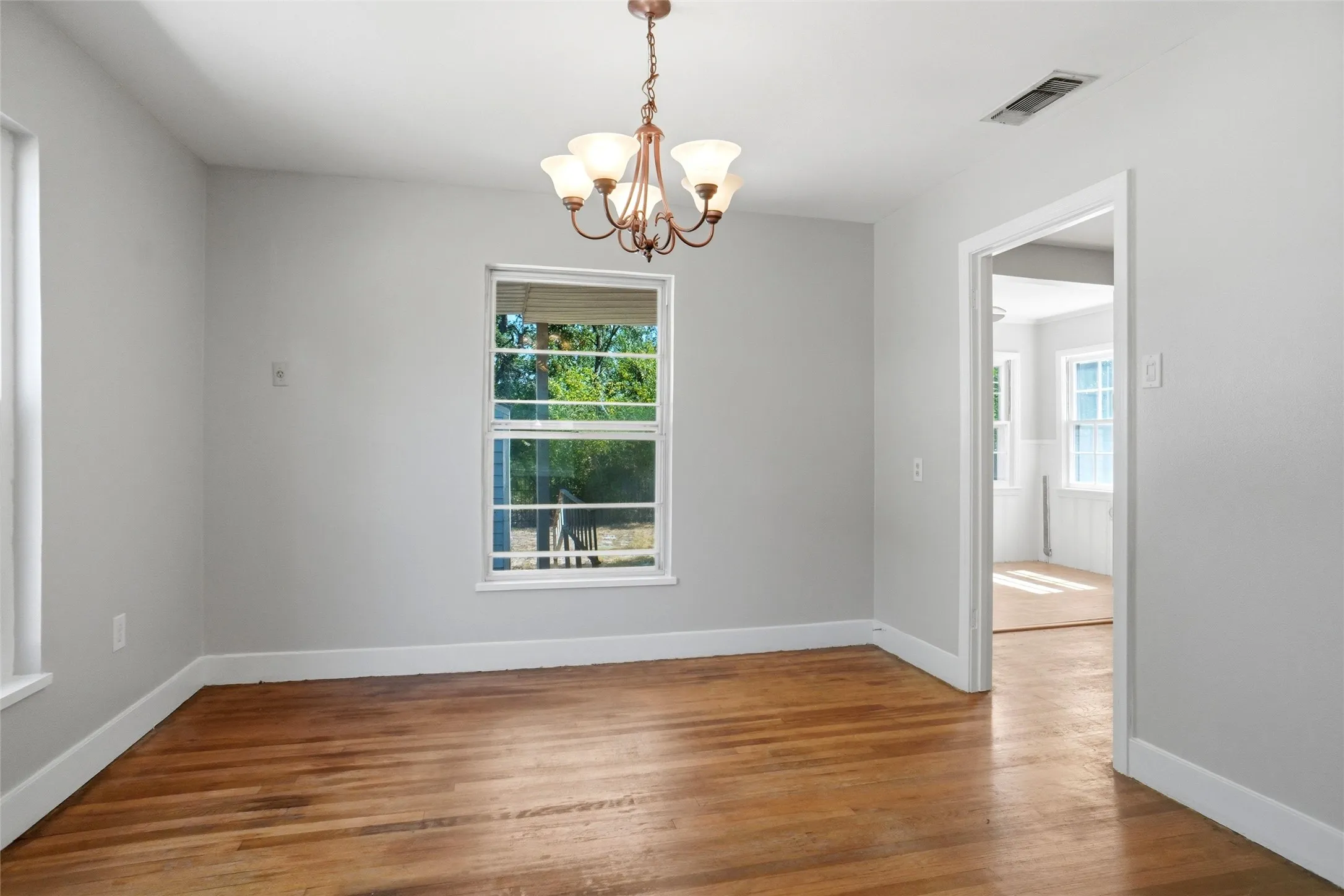 Single Family Residence For Sale in Tarrant County , 4005 Medford Road, Fort Worth, Texas 76103, 3 Bedroom, 1 Bathroom, 1 Garage spaces, 1,343 Sqft, built in 1946, mls#21395970, Real Estate Agent in Fort Worth, Homes For Sale in Tarrant county, Homes For Sale in Fort Worth, Realtor in Fort Worth Texas, Real Estate Brokerage Independent Realty Texas, Luminita Cordes Realtor