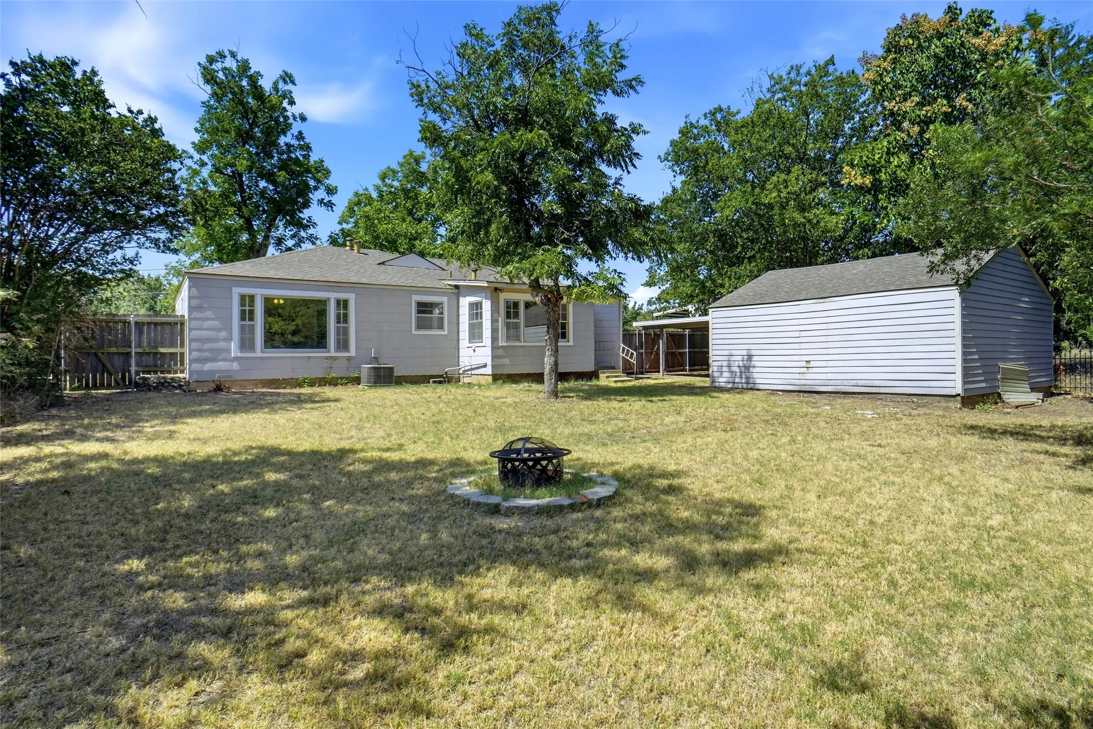 Single Family Residence For Sale in Tarrant County , 4005 Medford Road, Fort Worth, Texas 76103, 3 Bedroom, 1 Bathroom, 1 Garage spaces, 1,343 Sqft, built in 1946, mls#21395970, Real Estate Agent in Fort Worth, Homes For Sale in Tarrant county, Homes For Sale in Fort Worth, Realtor in Fort Worth Texas, Real Estate Brokerage Independent Realty Texas, Luminita Cordes Realtor