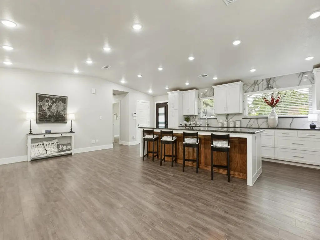 Single Family Residence For Sale in Collin County , 407 Pleasant Valley Lane, Richardson, Texas 75080, 4 Bedroom, 3 Bathroom, 2 Garage spaces, 2,091 Sqft, built in 1970, mls#21396024, Real Estate Agent in Richardson, Homes For Sale in Collin county, Homes For Sale in Richardson, Realtor in Richardson Texas, Real Estate Brokerage Independent Realty Texas, Luminita Cordes Realtor