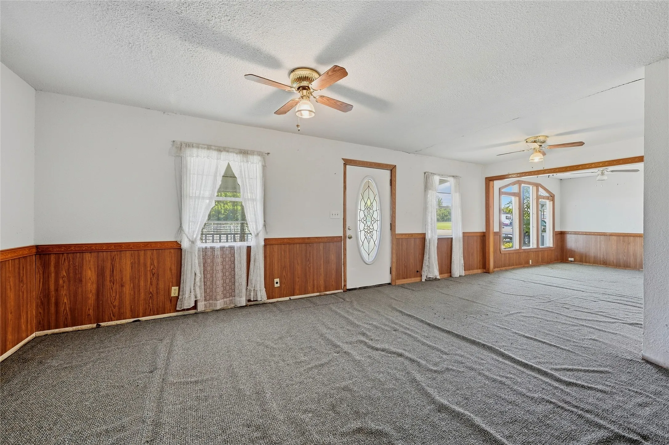 Single Family Residence For Sale in Grayson County , 207 E Fm 120, Pottsboro, Texas 75076, 3 Bedroom, 1 Bathroom, Garage spaces, 1,128 Sqft, built in 1964, mls#21393442, Real Estate Agent in Pottsboro, Homes For Sale in Grayson county, Homes For Sale in Pottsboro, Realtor in Pottsboro Texas, Real Estate Brokerage Independent Realty Texas, Luminita Cordes Realtor