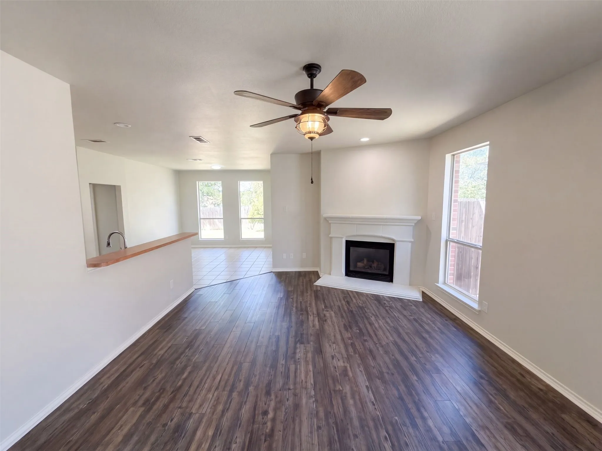 Single Family Residence For Sale in Tarrant County , 2617 Silver Hill Drive, Fort Worth, Texas 76131, 3 Bedroom, 2 Bathroom, 2 Garage spaces, 1,727 Sqft, built in 2002, mls#21396078, Real Estate Agent in Fort Worth, Homes For Sale in Tarrant county, Homes For Sale in Fort Worth, Realtor in Fort Worth Texas, Real Estate Brokerage Independent Realty Texas, Luminita Cordes Realtor
