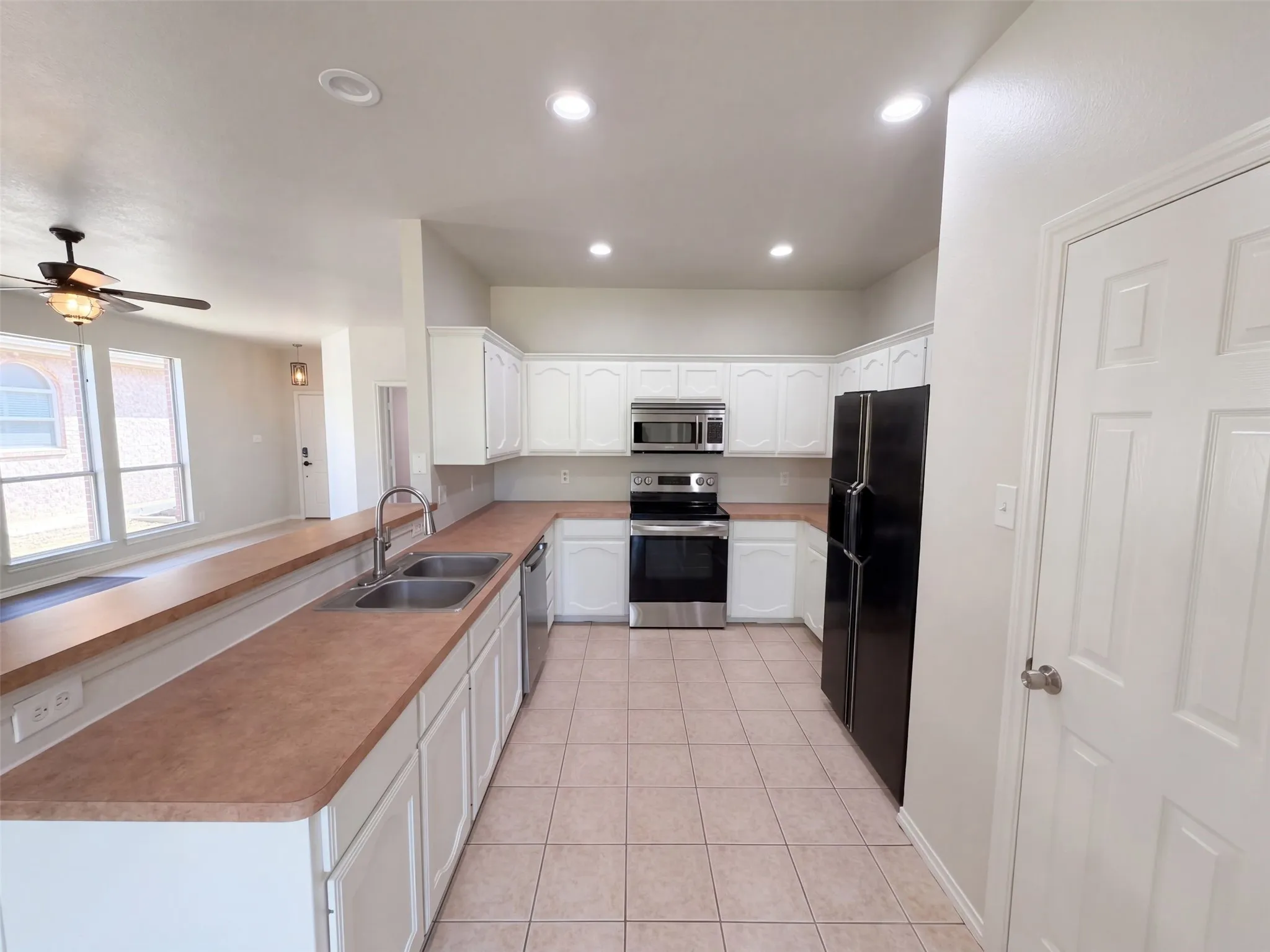 Single Family Residence For Sale in Tarrant County , 2617 Silver Hill Drive, Fort Worth, Texas 76131, 3 Bedroom, 2 Bathroom, 2 Garage spaces, 1,727 Sqft, built in 2002, mls#21396078, Real Estate Agent in Fort Worth, Homes For Sale in Tarrant county, Homes For Sale in Fort Worth, Realtor in Fort Worth Texas, Real Estate Brokerage Independent Realty Texas, Luminita Cordes Realtor