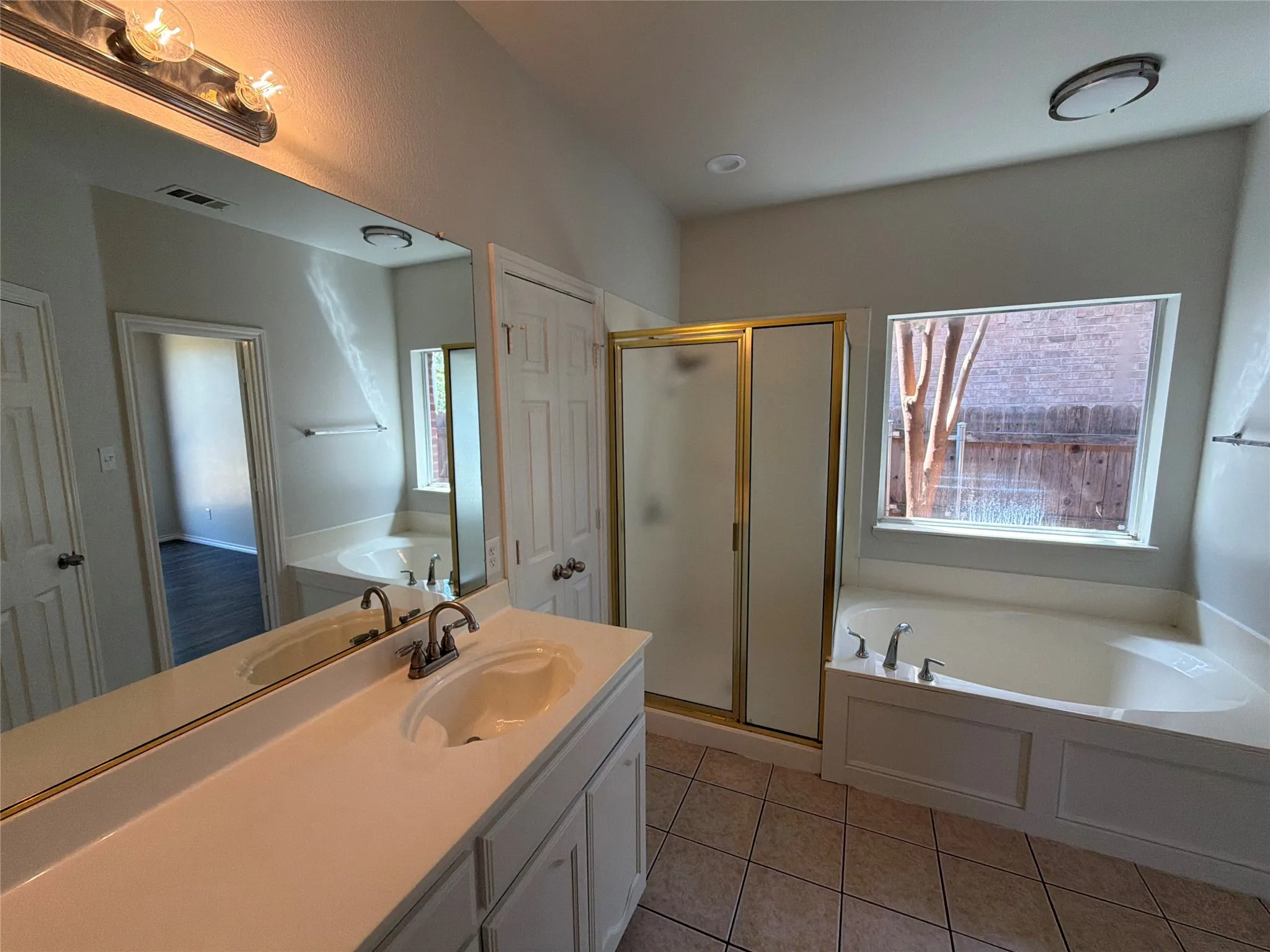 Single Family Residence For Sale in Tarrant County , 2617 Silver Hill Drive, Fort Worth, Texas 76131, 3 Bedroom, 2 Bathroom, 2 Garage spaces, 1,727 Sqft, built in 2002, mls#21396078, Real Estate Agent in Fort Worth, Homes For Sale in Tarrant county, Homes For Sale in Fort Worth, Realtor in Fort Worth Texas, Real Estate Brokerage Independent Realty Texas, Luminita Cordes Realtor