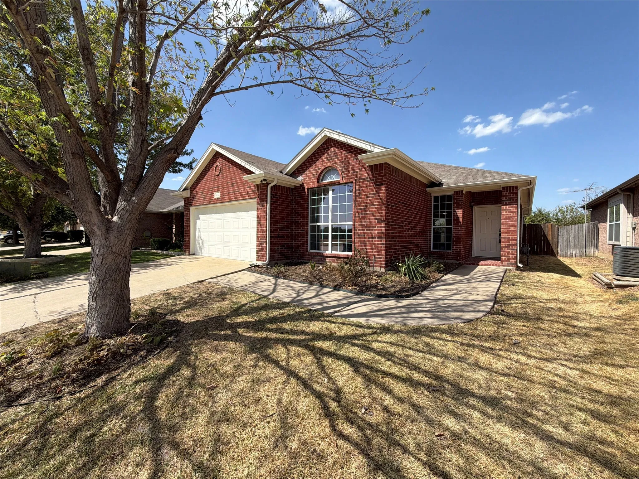 Single Family Residence For Sale in Tarrant County , 2617 Silver Hill Drive, Fort Worth, Texas 76131, 3 Bedroom, 2 Bathroom, 2 Garage spaces, 1,727 Sqft, built in 2002, mls#21396078, Real Estate Agent in Fort Worth, Homes For Sale in Tarrant county, Homes For Sale in Fort Worth, Realtor in Fort Worth Texas, Real Estate Brokerage Independent Realty Texas, Luminita Cordes Realtor