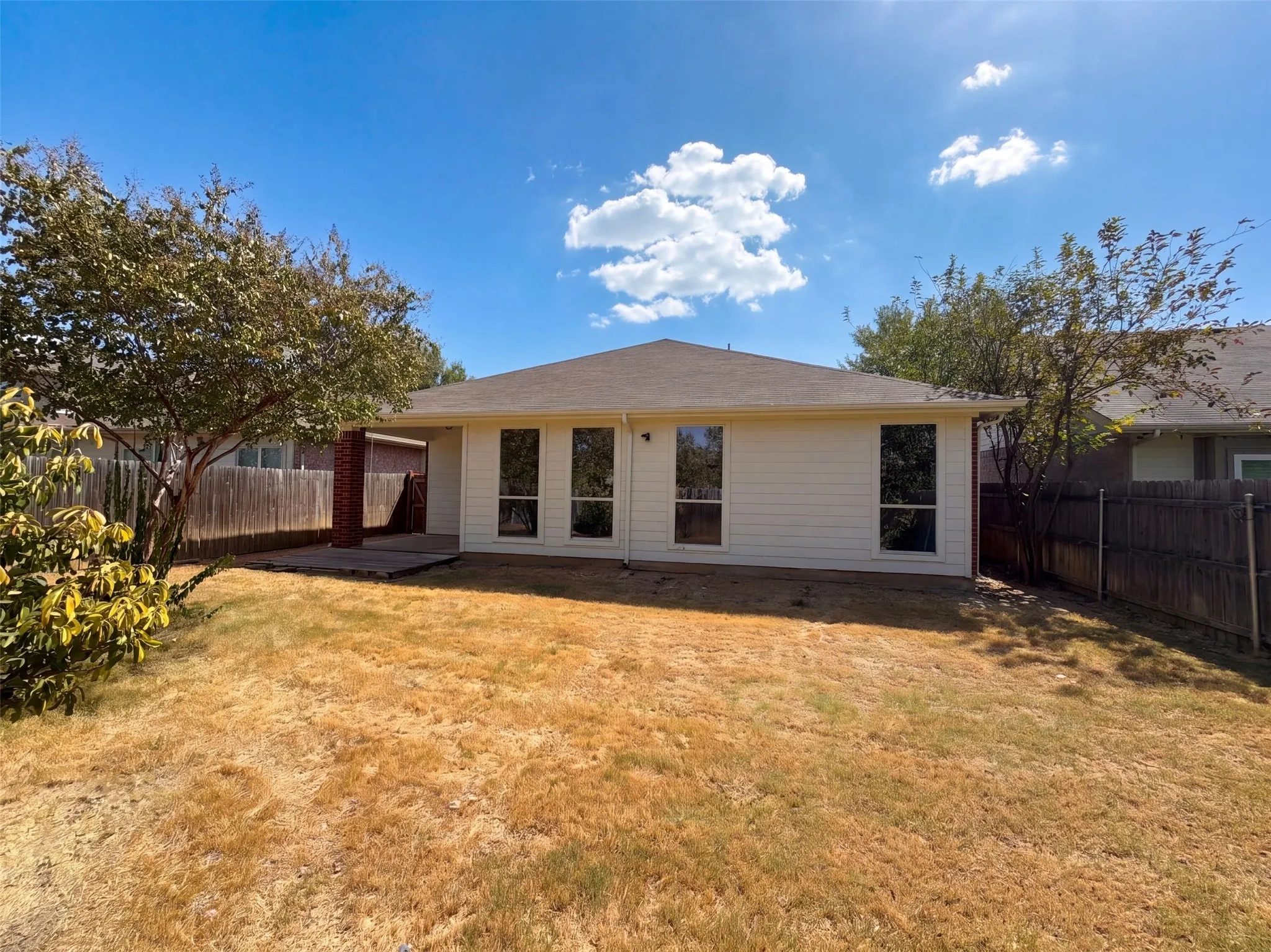 Single Family Residence For Sale in Tarrant County , 2617 Silver Hill Drive, Fort Worth, Texas 76131, 3 Bedroom, 2 Bathroom, 2 Garage spaces, 1,727 Sqft, built in 2002, mls#21396078, Real Estate Agent in Fort Worth, Homes For Sale in Tarrant county, Homes For Sale in Fort Worth, Realtor in Fort Worth Texas, Real Estate Brokerage Independent Realty Texas, Luminita Cordes Realtor