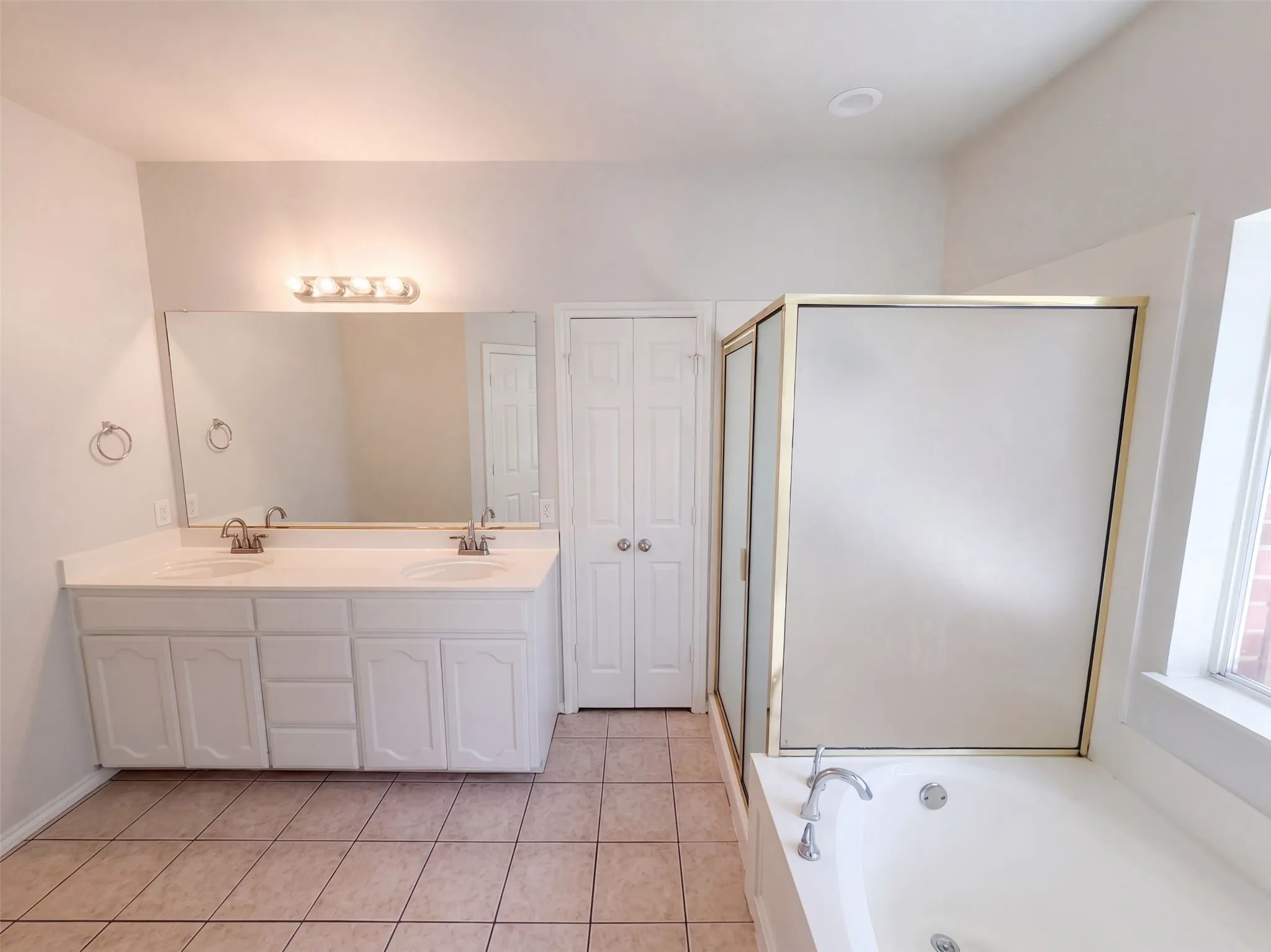 Single Family Residence For Sale in Tarrant County , 2617 Silver Hill Drive, Fort Worth, Texas 76131, 3 Bedroom, 2 Bathroom, 2 Garage spaces, 1,727 Sqft, built in 2002, mls#21396078, Real Estate Agent in Fort Worth, Homes For Sale in Tarrant county, Homes For Sale in Fort Worth, Realtor in Fort Worth Texas, Real Estate Brokerage Independent Realty Texas, Luminita Cordes Realtor