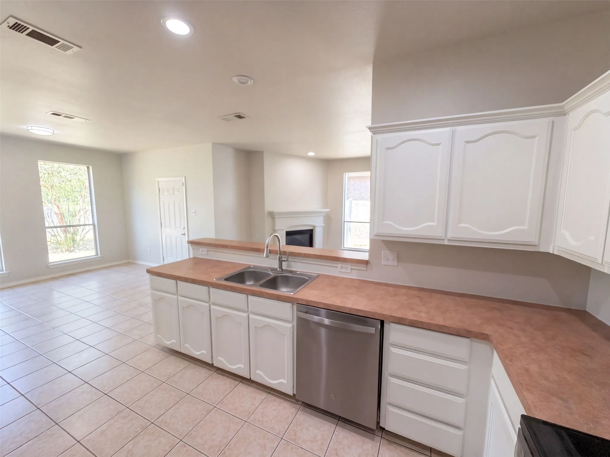 Single Family Residence For Sale in Tarrant County , 2617 Silver Hill Drive, Fort Worth, Texas 76131, 3 Bedroom, 2 Bathroom, 2 Garage spaces, 1,727 Sqft, built in 2002, mls#21396078, Real Estate Agent in Fort Worth, Homes For Sale in Tarrant county, Homes For Sale in Fort Worth, Realtor in Fort Worth Texas, Real Estate Brokerage Independent Realty Texas, Luminita Cordes Realtor