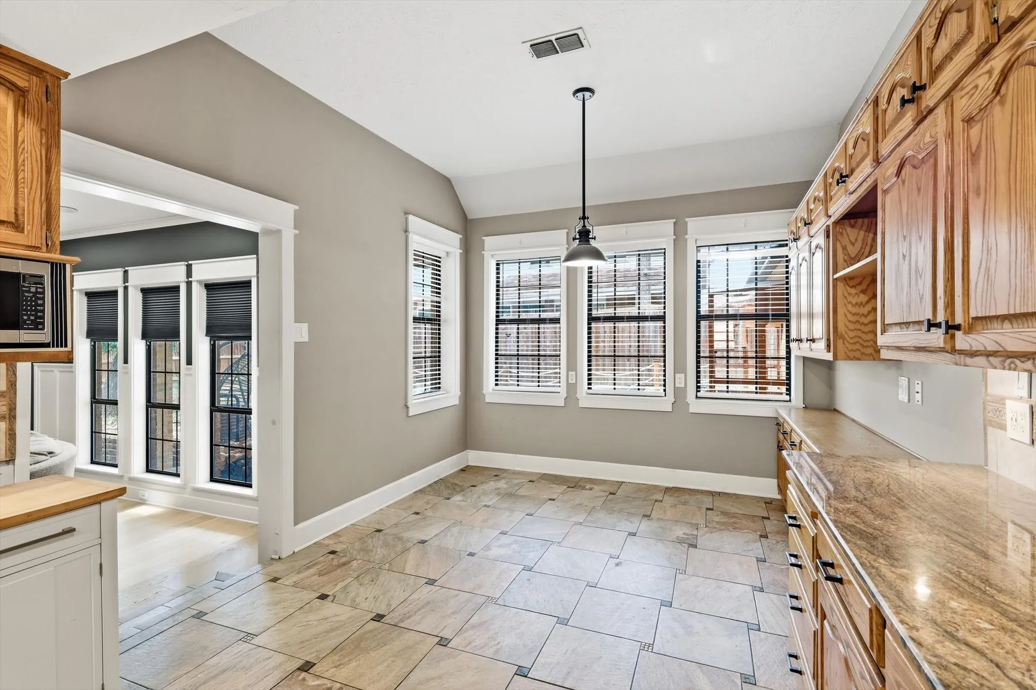 Single Family Residence For Sale in Denton County , 1331 Travis Street, Denton, Texas 76205, 4 Bedroom, 3 Bathroom, 3 Garage spaces, 3,081 Sqft, built in 1986, mls#21395206, Real Estate Agent in Denton, Homes For Sale in Denton county, Homes For Sale in Denton, Realtor in Denton Texas, Real Estate Brokerage Independent Realty Texas, Luminita Cordes Realtor