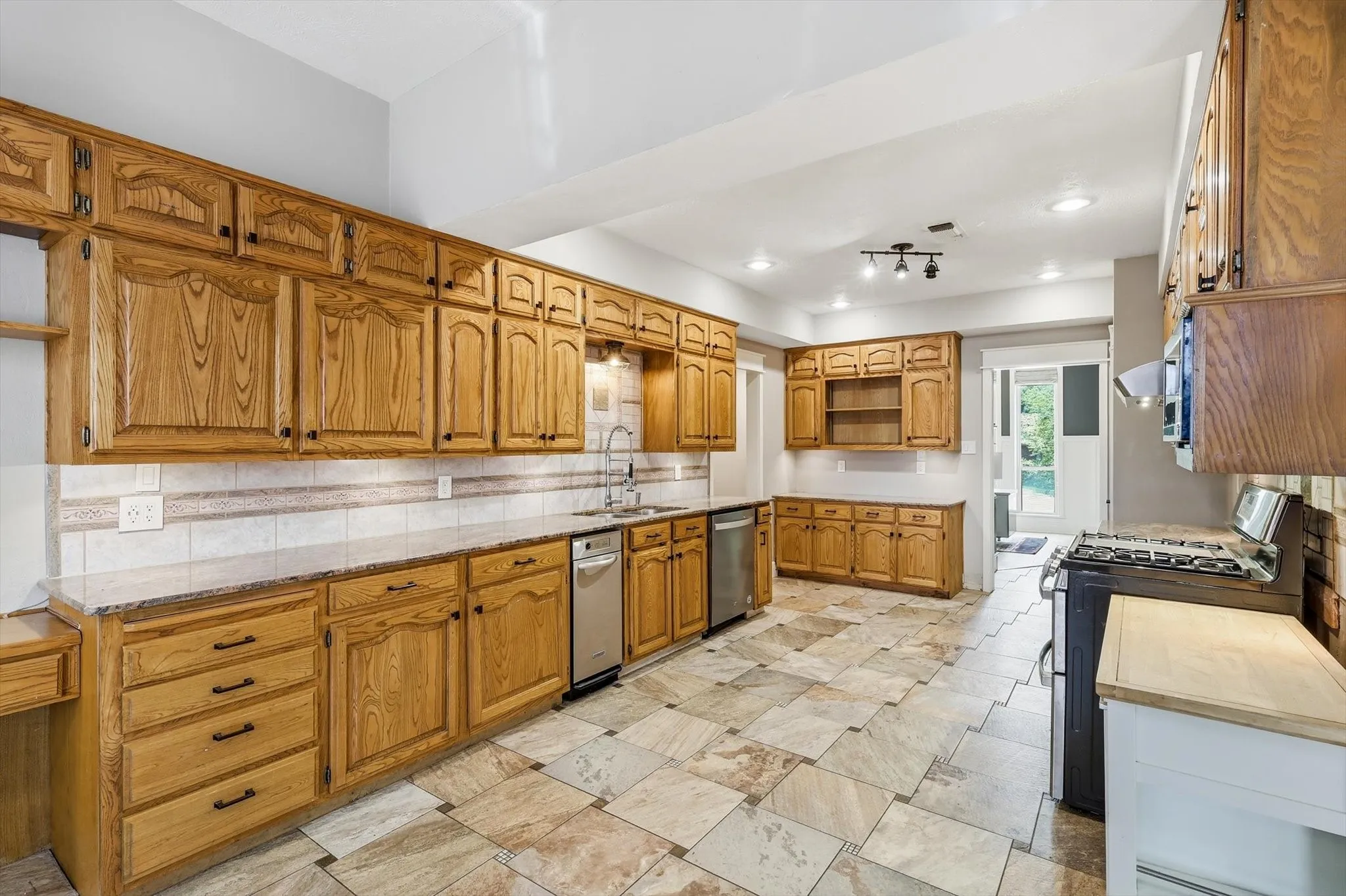 Single Family Residence For Sale in Denton County , 1331 Travis Street, Denton, Texas 76205, 4 Bedroom, 3 Bathroom, 3 Garage spaces, 3,081 Sqft, built in 1986, mls#21395206, Real Estate Agent in Denton, Homes For Sale in Denton county, Homes For Sale in Denton, Realtor in Denton Texas, Real Estate Brokerage Independent Realty Texas, Luminita Cordes Realtor