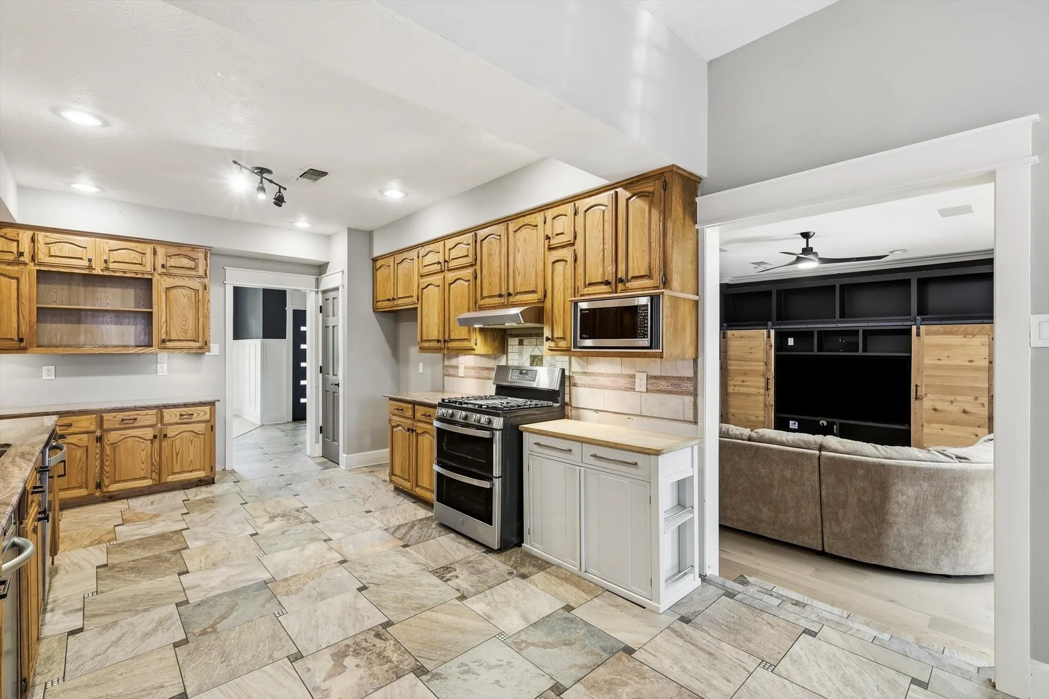 Single Family Residence For Sale in Denton County , 1331 Travis Street, Denton, Texas 76205, 4 Bedroom, 3 Bathroom, 3 Garage spaces, 3,081 Sqft, built in 1986, mls#21395206, Real Estate Agent in Denton, Homes For Sale in Denton county, Homes For Sale in Denton, Realtor in Denton Texas, Real Estate Brokerage Independent Realty Texas, Luminita Cordes Realtor