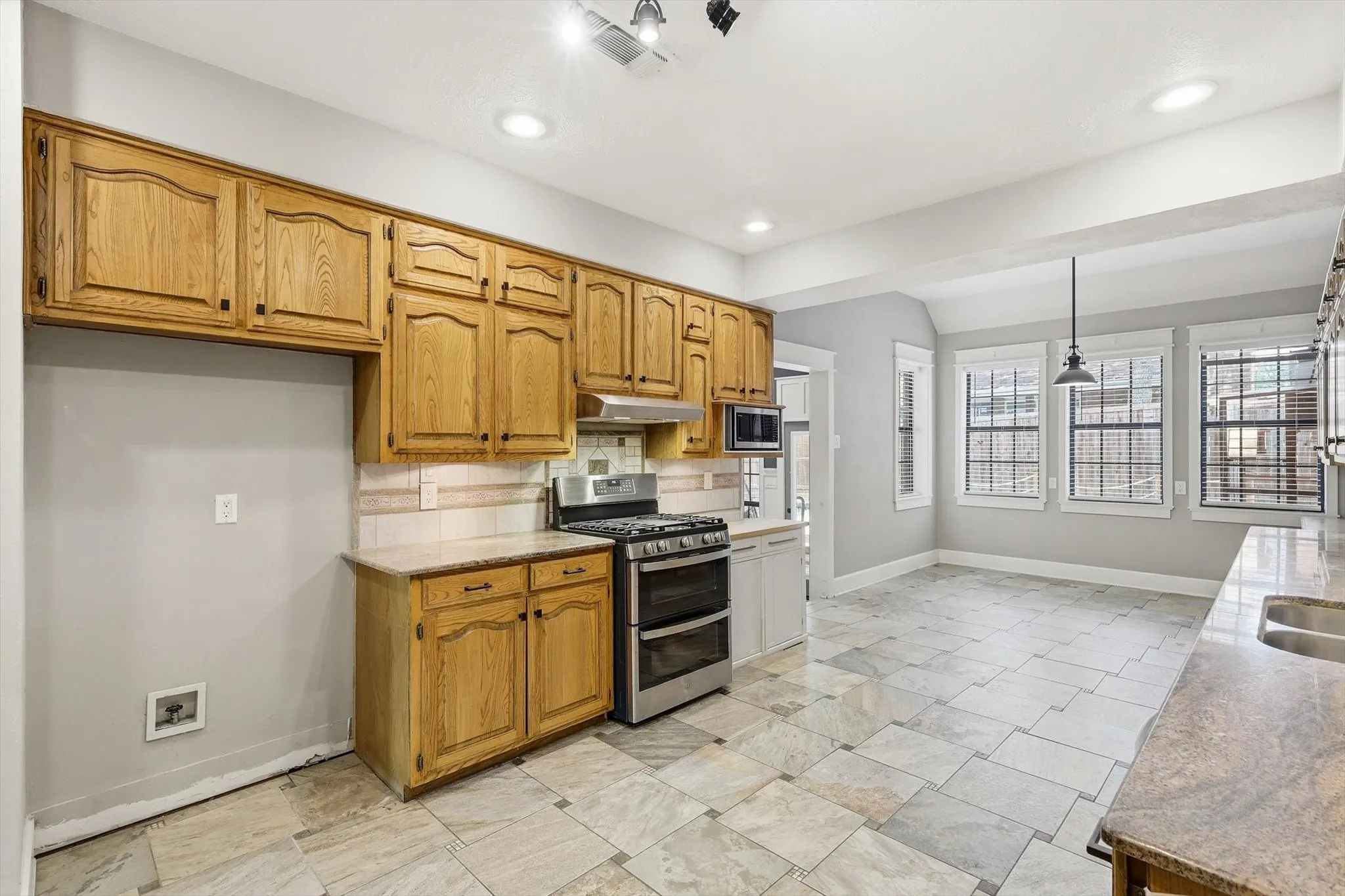 Single Family Residence For Sale in Denton County , 1331 Travis Street, Denton, Texas 76205, 4 Bedroom, 3 Bathroom, 3 Garage spaces, 3,081 Sqft, built in 1986, mls#21395206, Real Estate Agent in Denton, Homes For Sale in Denton county, Homes For Sale in Denton, Realtor in Denton Texas, Real Estate Brokerage Independent Realty Texas, Luminita Cordes Realtor