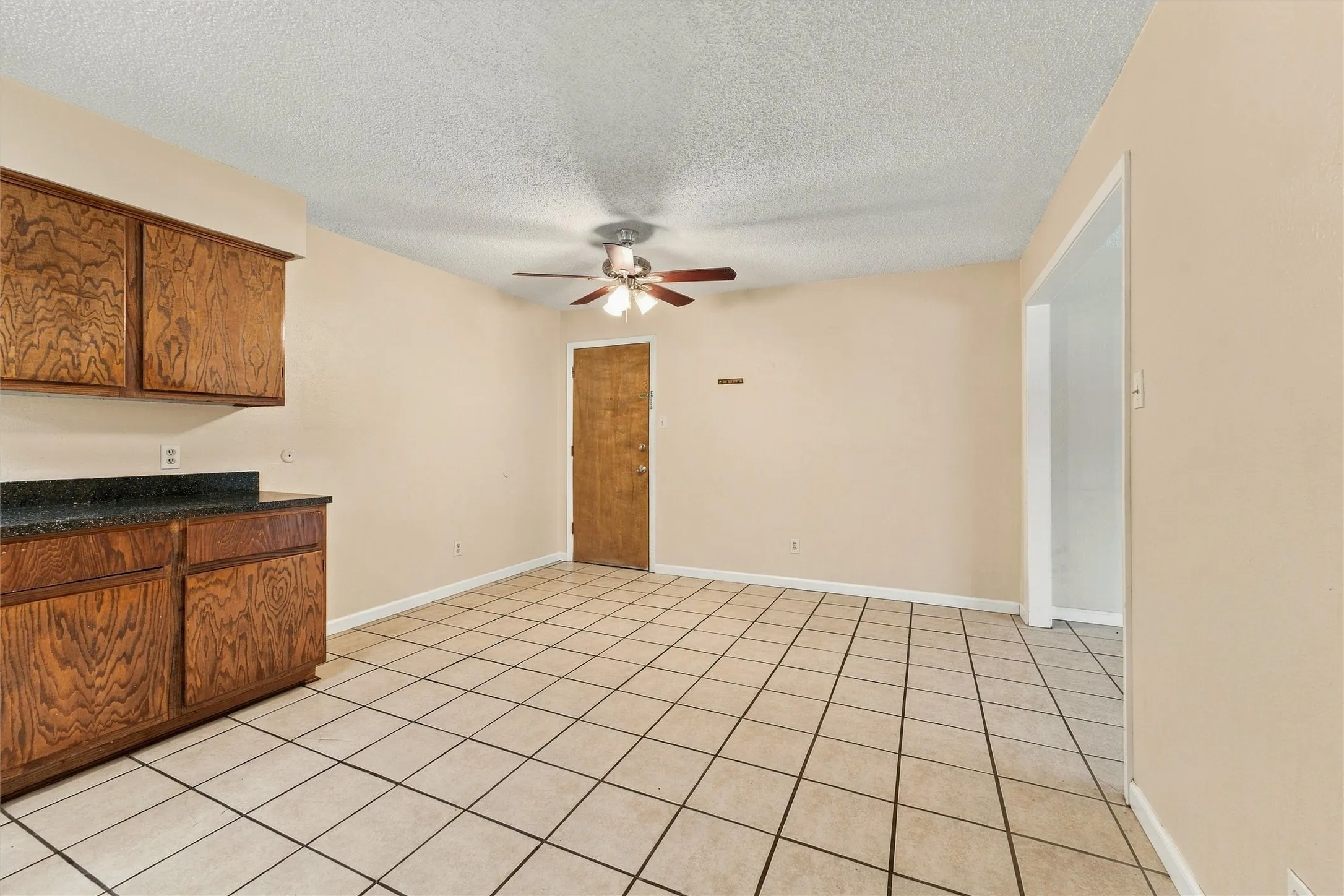 Apartment For Rent in Ellis County , 410 W Franklin Street 5, Waxahachie, Texas 75165, 1 Bedroom, 1 Bathroom, Garage spaces, 5,582 Sqft, built in 1980, mls#21396016, Real Estate Agent in Waxahachie, Homes For Rent in Ellis county, Homes For Rent in Waxahachie, Realtor in Waxahachie Texas, Real Estate Brokerage Independent Realty Texas, Luminita Cordes Realtor