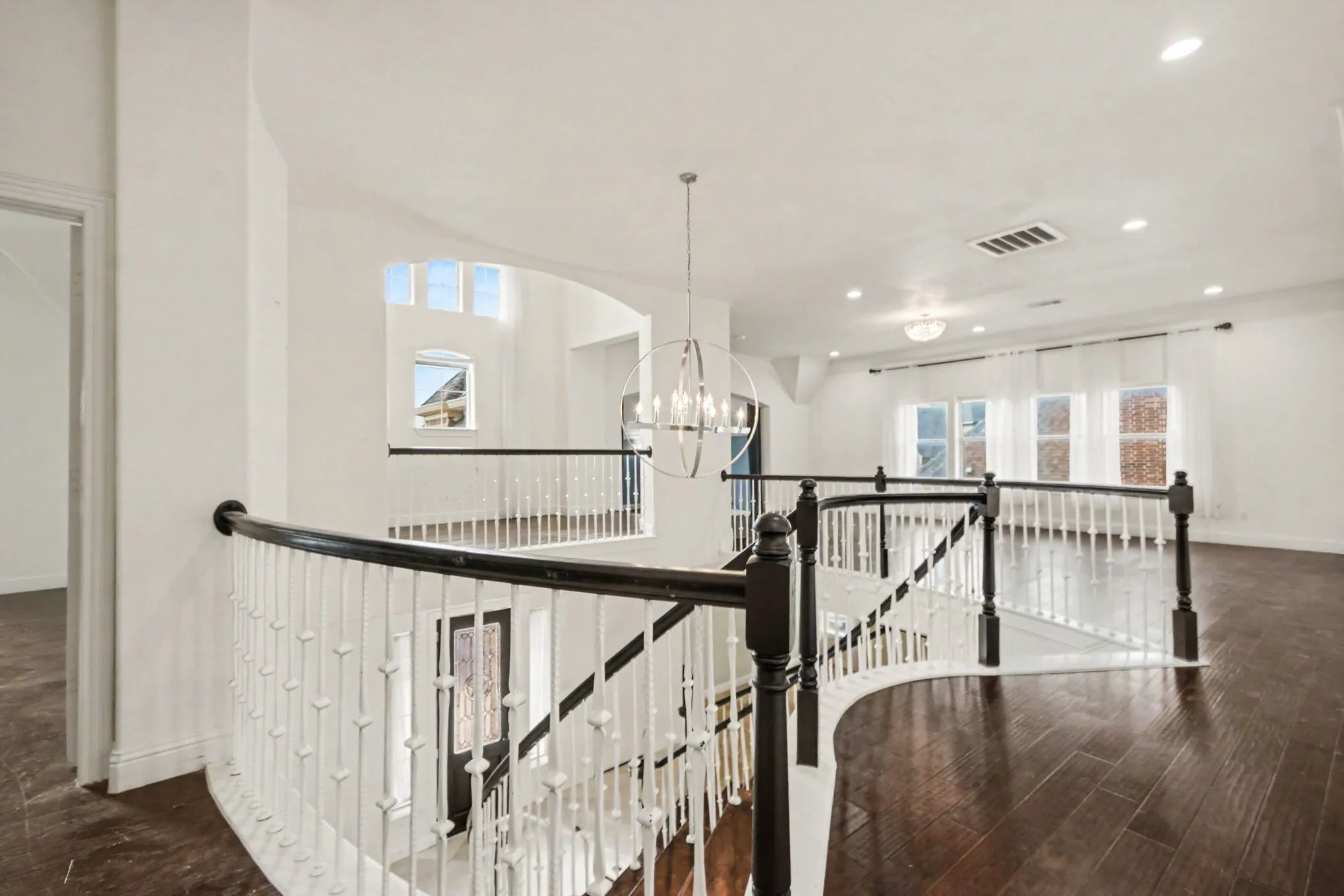 Single Family Residence For Sale in Collin County , 11334 Barcelona Lane, Frisco, Texas 75035, 4 Bedroom, 4 Bathroom, 3 Garage spaces, 4,532 Sqft, built in 2016, mls#21396088, Real Estate Agent in Frisco, Homes For Sale in Collin county, Homes For Sale in Frisco, Realtor in Frisco Texas, Real Estate Brokerage Independent Realty Texas, Luminita Cordes Realtor