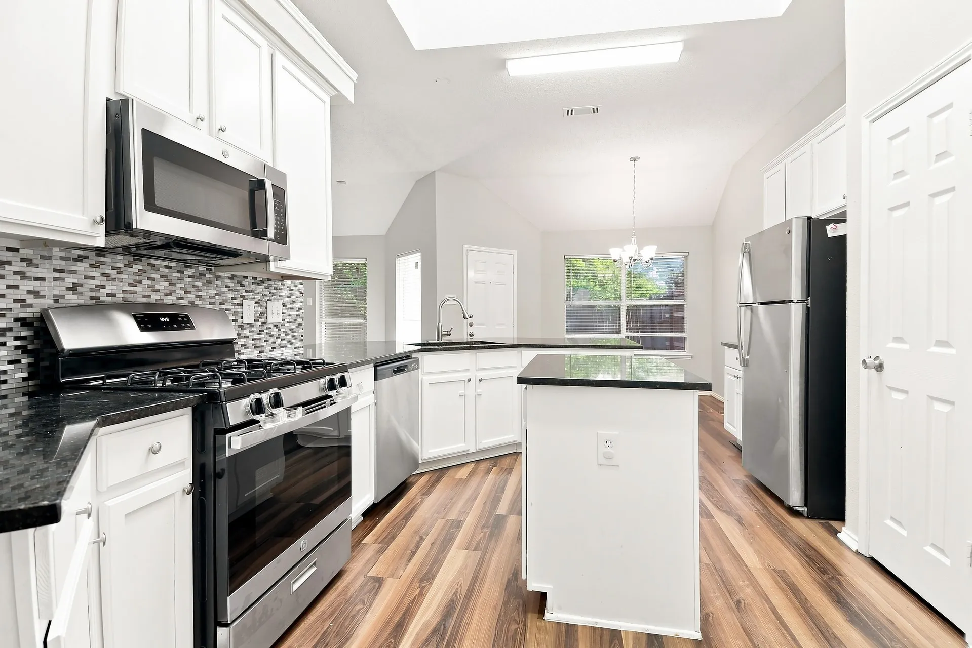 Single Family Residence For Sale in Dallas County , 1901 Clifton Drive, Mesquite, Texas 75149, 4 Bedroom, 2 Bathroom, 2 Garage spaces, 2,195 Sqft, built in 1997, mls#21393729, Real Estate Agent in Mesquite, Homes For Sale in Dallas county, Homes For Sale in Mesquite, Realtor in Mesquite Texas, Real Estate Brokerage Independent Realty Texas, Luminita Cordes Realtor