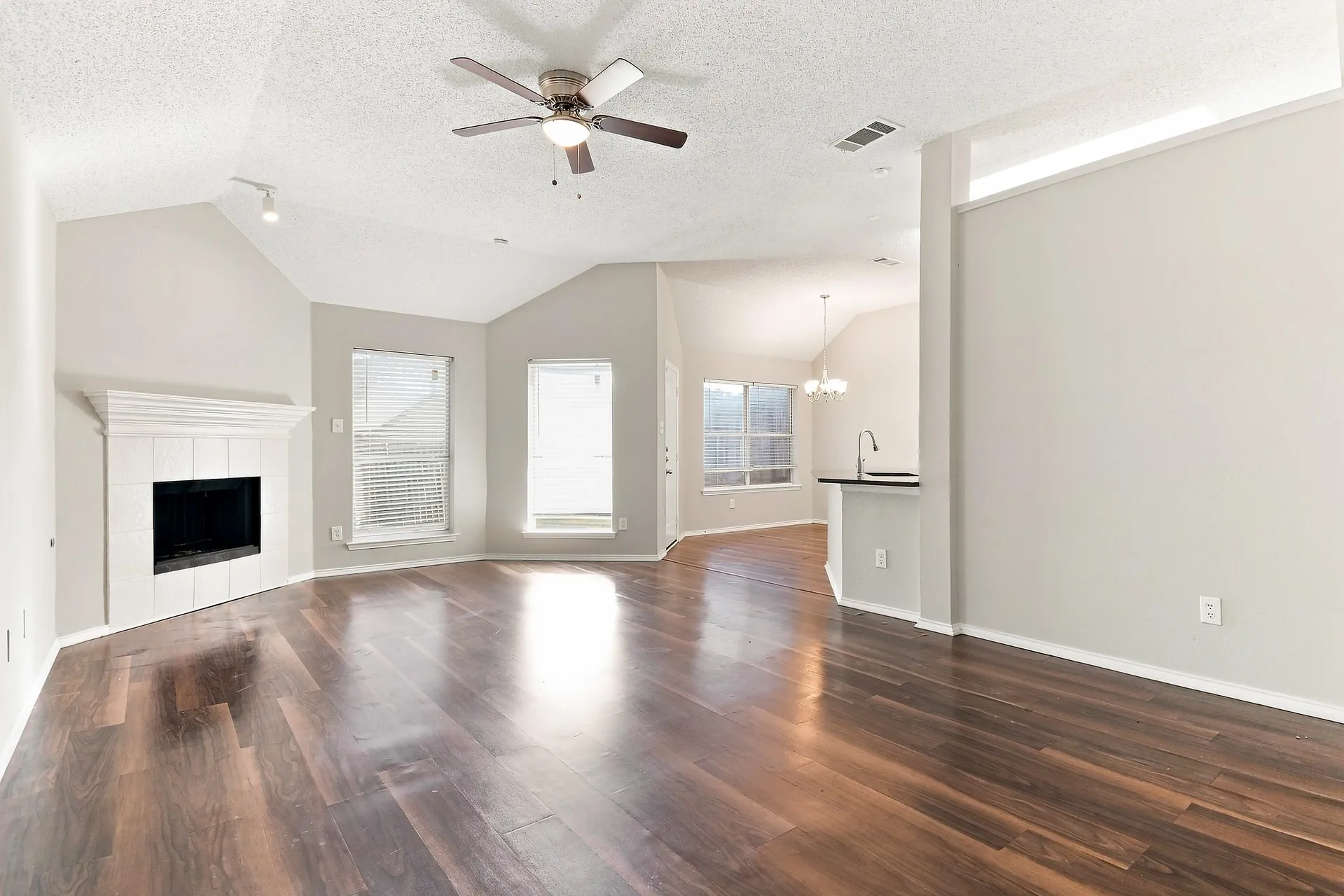 Single Family Residence For Sale in Dallas County , 1901 Clifton Drive, Mesquite, Texas 75149, 4 Bedroom, 2 Bathroom, 2 Garage spaces, 2,195 Sqft, built in 1997, mls#21393729, Real Estate Agent in Mesquite, Homes For Sale in Dallas county, Homes For Sale in Mesquite, Realtor in Mesquite Texas, Real Estate Brokerage Independent Realty Texas, Luminita Cordes Realtor