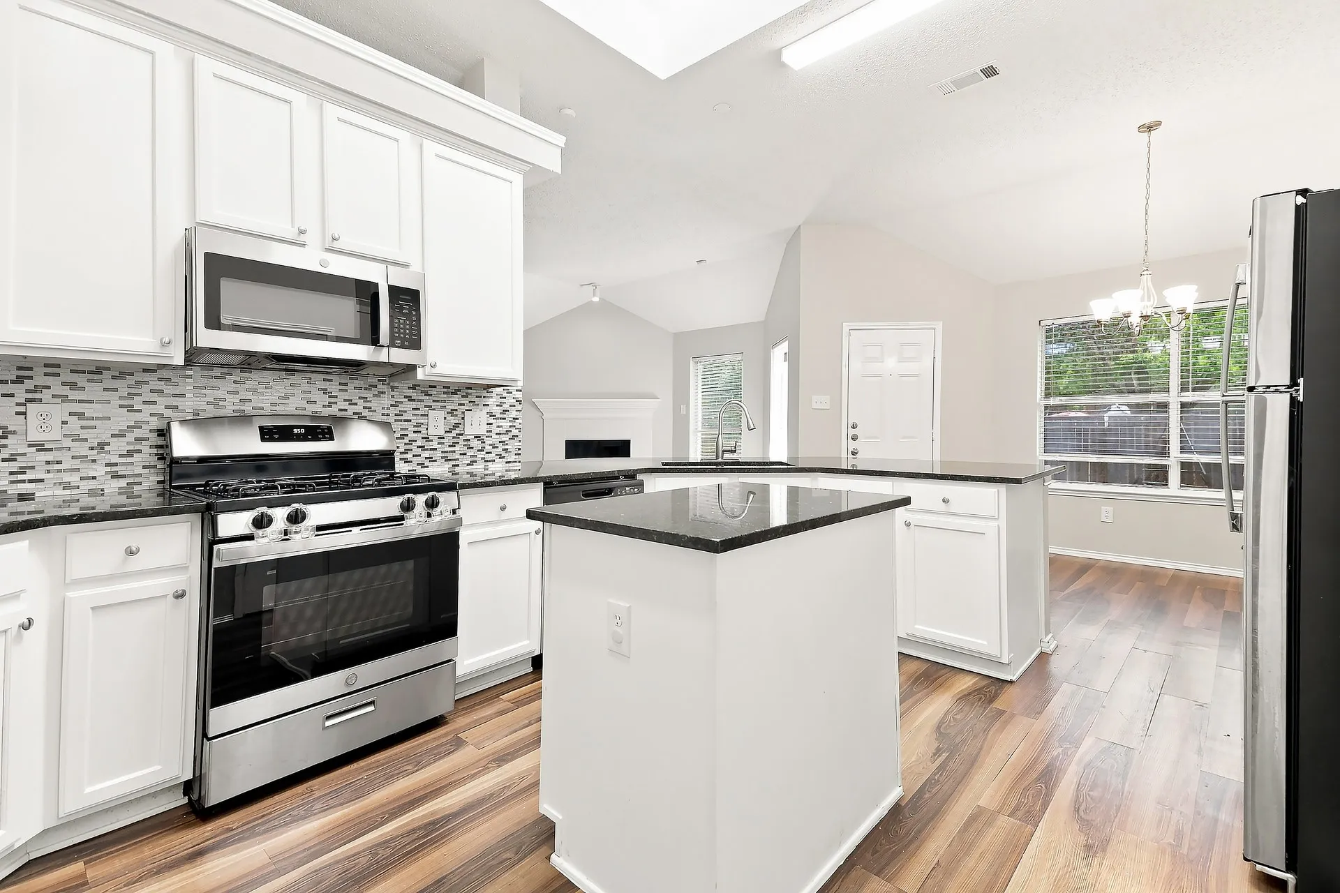 Single Family Residence For Sale in Dallas County , 1901 Clifton Drive, Mesquite, Texas 75149, 4 Bedroom, 2 Bathroom, 2 Garage spaces, 2,195 Sqft, built in 1997, mls#21393729, Real Estate Agent in Mesquite, Homes For Sale in Dallas county, Homes For Sale in Mesquite, Realtor in Mesquite Texas, Real Estate Brokerage Independent Realty Texas, Luminita Cordes Realtor