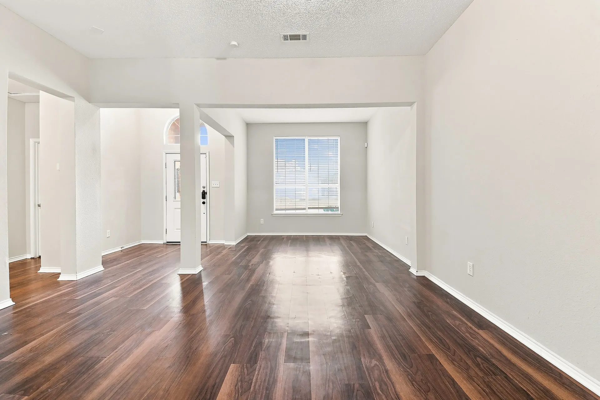 Single Family Residence For Sale in Dallas County , 1901 Clifton Drive, Mesquite, Texas 75149, 4 Bedroom, 2 Bathroom, 2 Garage spaces, 2,195 Sqft, built in 1997, mls#21393729, Real Estate Agent in Mesquite, Homes For Sale in Dallas county, Homes For Sale in Mesquite, Realtor in Mesquite Texas, Real Estate Brokerage Independent Realty Texas, Luminita Cordes Realtor