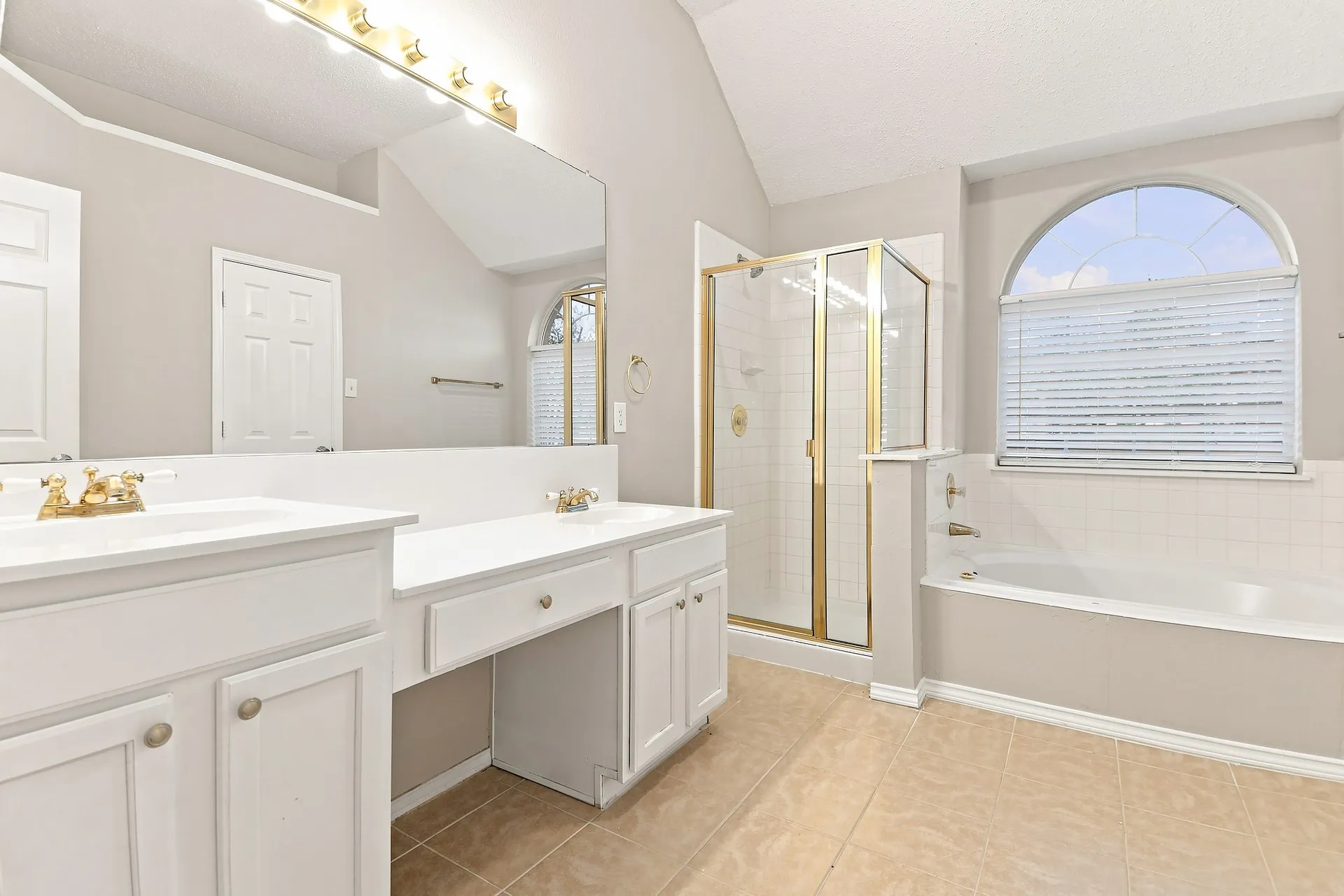 Single Family Residence For Sale in Dallas County , 1901 Clifton Drive, Mesquite, Texas 75149, 4 Bedroom, 2 Bathroom, 2 Garage spaces, 2,195 Sqft, built in 1997, mls#21393729, Real Estate Agent in Mesquite, Homes For Sale in Dallas county, Homes For Sale in Mesquite, Realtor in Mesquite Texas, Real Estate Brokerage Independent Realty Texas, Luminita Cordes Realtor