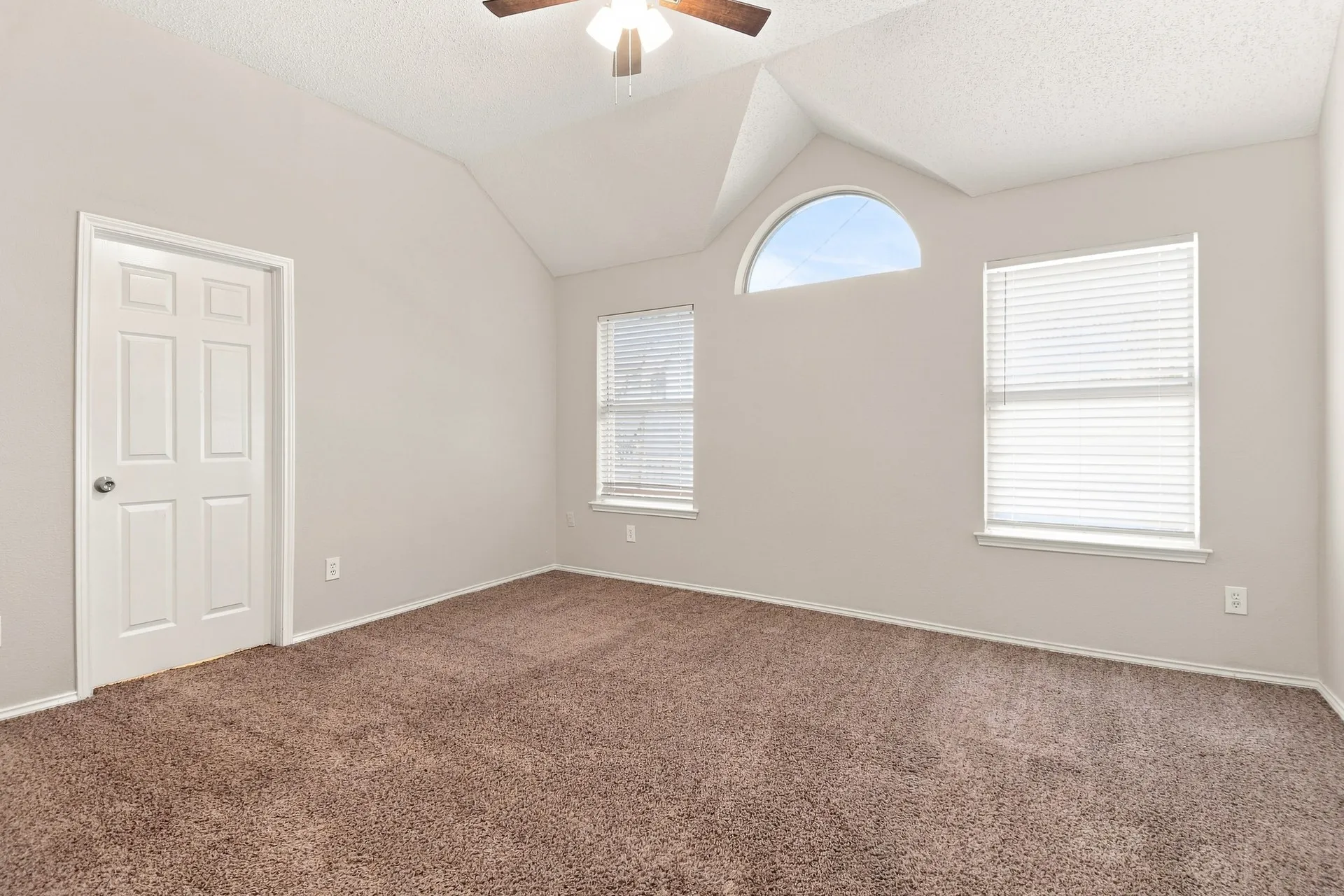 Single Family Residence For Sale in Dallas County , 1901 Clifton Drive, Mesquite, Texas 75149, 4 Bedroom, 2 Bathroom, 2 Garage spaces, 2,195 Sqft, built in 1997, mls#21393729, Real Estate Agent in Mesquite, Homes For Sale in Dallas county, Homes For Sale in Mesquite, Realtor in Mesquite Texas, Real Estate Brokerage Independent Realty Texas, Luminita Cordes Realtor