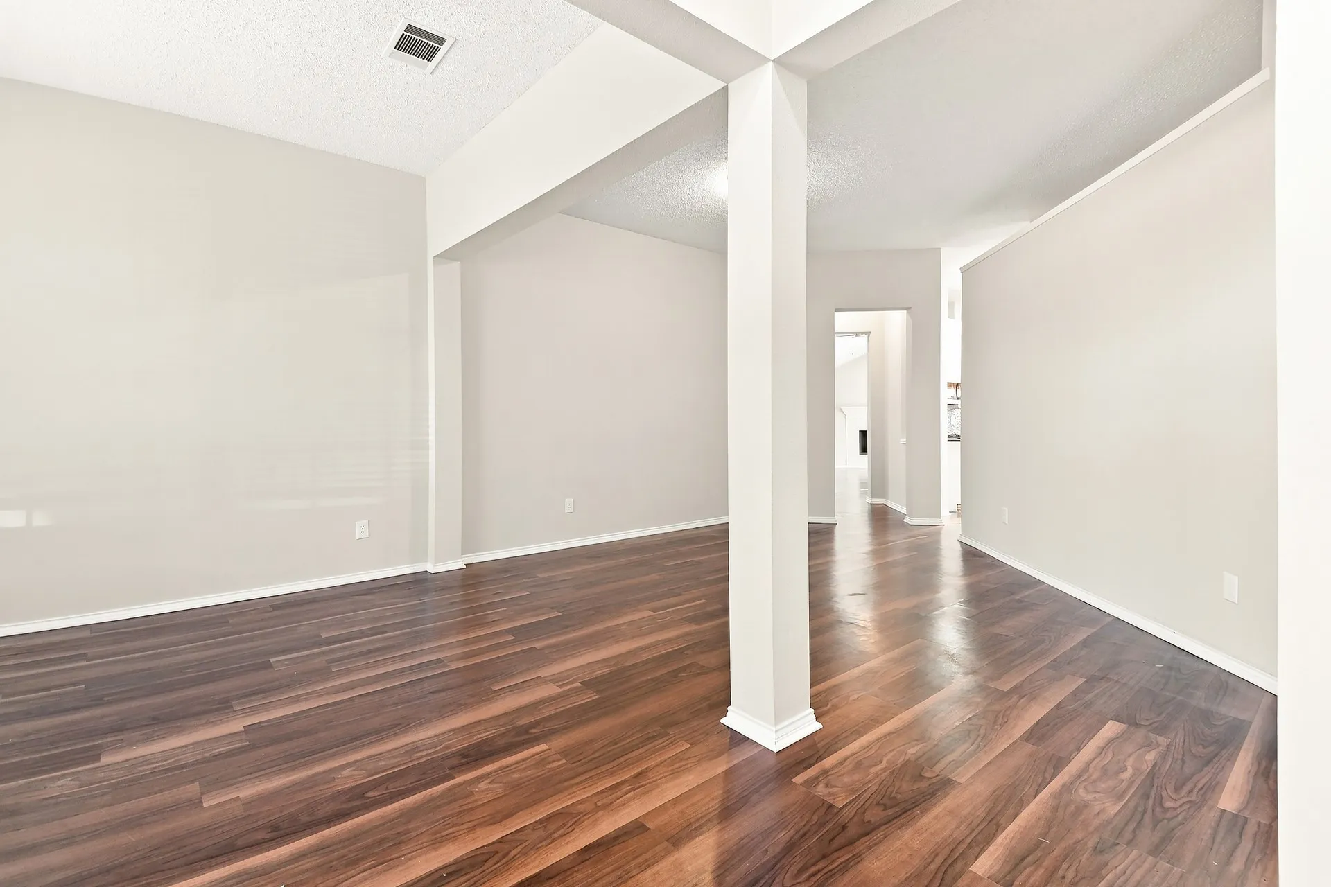 Single Family Residence For Sale in Dallas County , 1901 Clifton Drive, Mesquite, Texas 75149, 4 Bedroom, 2 Bathroom, 2 Garage spaces, 2,195 Sqft, built in 1997, mls#21393729, Real Estate Agent in Mesquite, Homes For Sale in Dallas county, Homes For Sale in Mesquite, Realtor in Mesquite Texas, Real Estate Brokerage Independent Realty Texas, Luminita Cordes Realtor