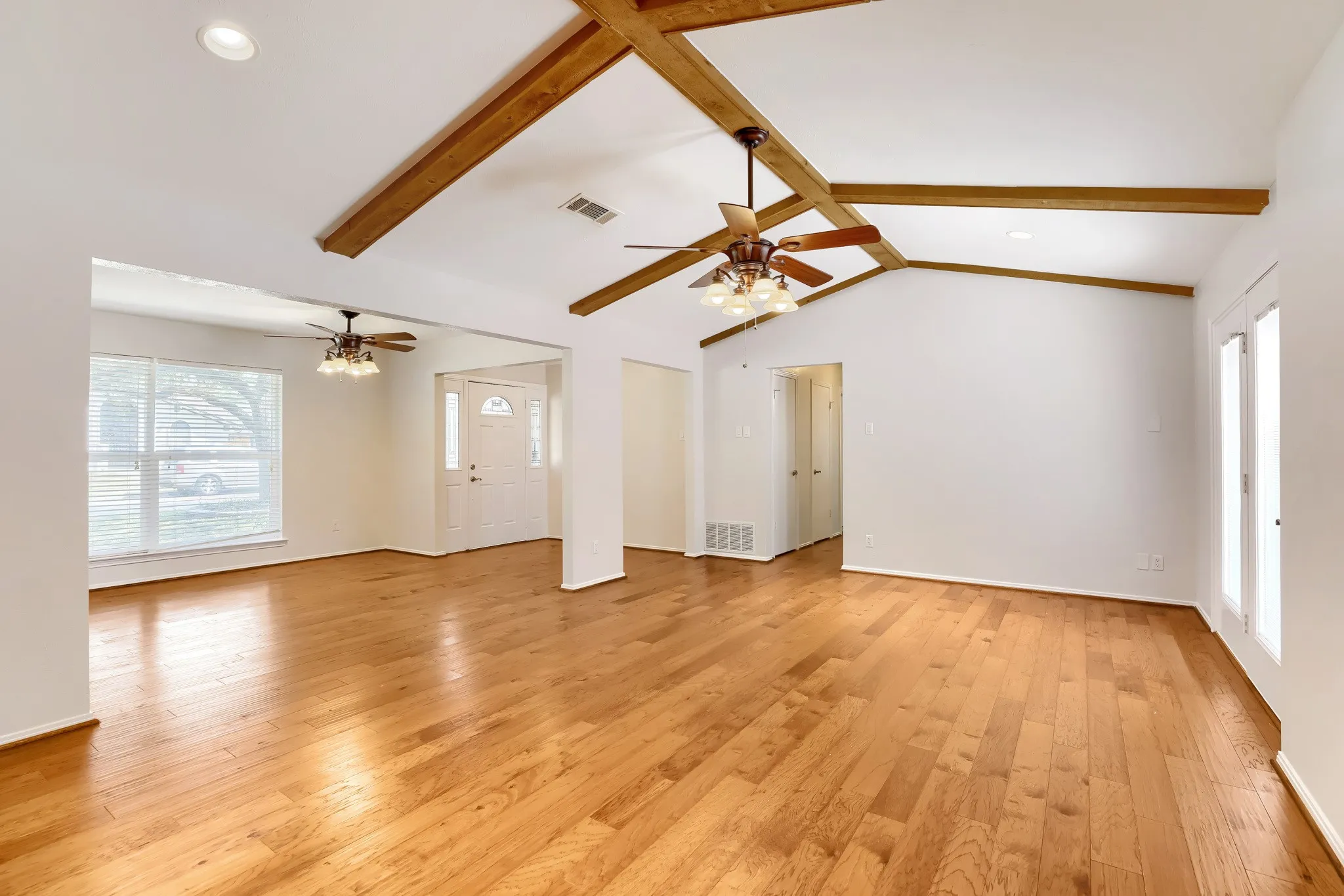 Single Family Residence For Sale in Dallas County , 2912 Marsann Lane, Farmers Branch, Texas 75234, 4 Bedroom, 3 Bathroom, 2 Garage spaces, 1,759 Sqft, built in 1970, mls#21393506, Real Estate Agent in Farmers Branch, Homes For Sale in Dallas county, Homes For Sale in Farmers Branch, Realtor in Farmers Branch Texas, Real Estate Brokerage Independent Realty Texas, Luminita Cordes Realtor