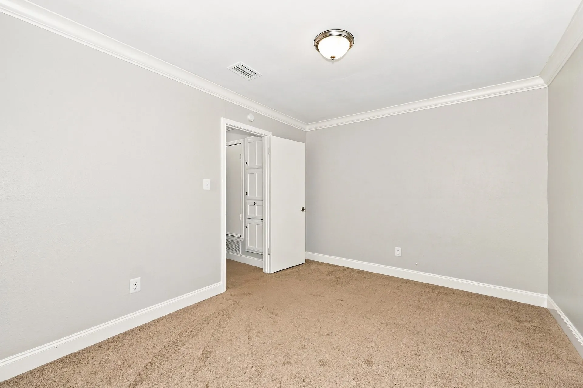 Single Family Residence For Sale in Dallas County , 1901 Creek Wood Court, Irving, Texas 75060, 4 Bedroom, 2 Bathroom, 2 Garage spaces, 2,332 Sqft, built in 1979, mls#21393745, Real Estate Agent in Irving, Homes For Sale in Dallas county, Homes For Sale in Irving, Realtor in Irving Texas, Real Estate Brokerage Independent Realty Texas, Luminita Cordes Realtor