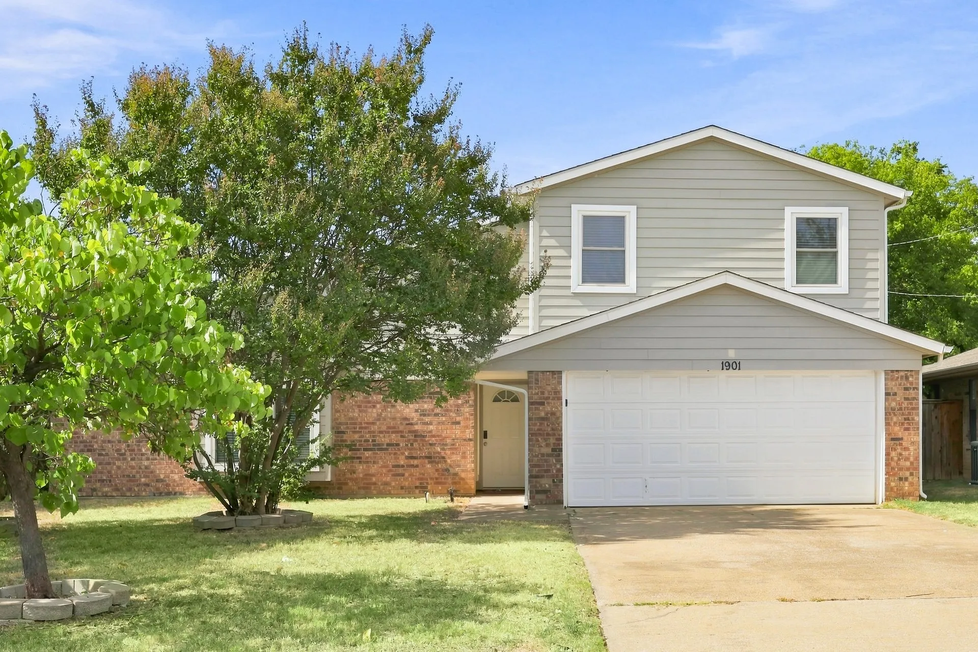 Single Family Residence For Sale in Dallas County , 1901 Creek Wood Court, Irving, Texas 75060, 4 Bedroom, 2 Bathroom, 2 Garage spaces, 2,332 Sqft, built in 1979, mls#21393745, Real Estate Agent in Irving, Homes For Sale in Dallas county, Homes For Sale in Irving, Realtor in Irving Texas, Real Estate Brokerage Independent Realty Texas, Luminita Cordes Realtor
