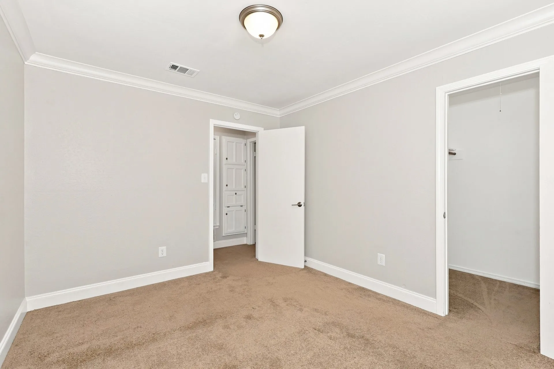 Single Family Residence For Sale in Dallas County , 1901 Creek Wood Court, Irving, Texas 75060, 4 Bedroom, 2 Bathroom, 2 Garage spaces, 2,332 Sqft, built in 1979, mls#21393745, Real Estate Agent in Irving, Homes For Sale in Dallas county, Homes For Sale in Irving, Realtor in Irving Texas, Real Estate Brokerage Independent Realty Texas, Luminita Cordes Realtor